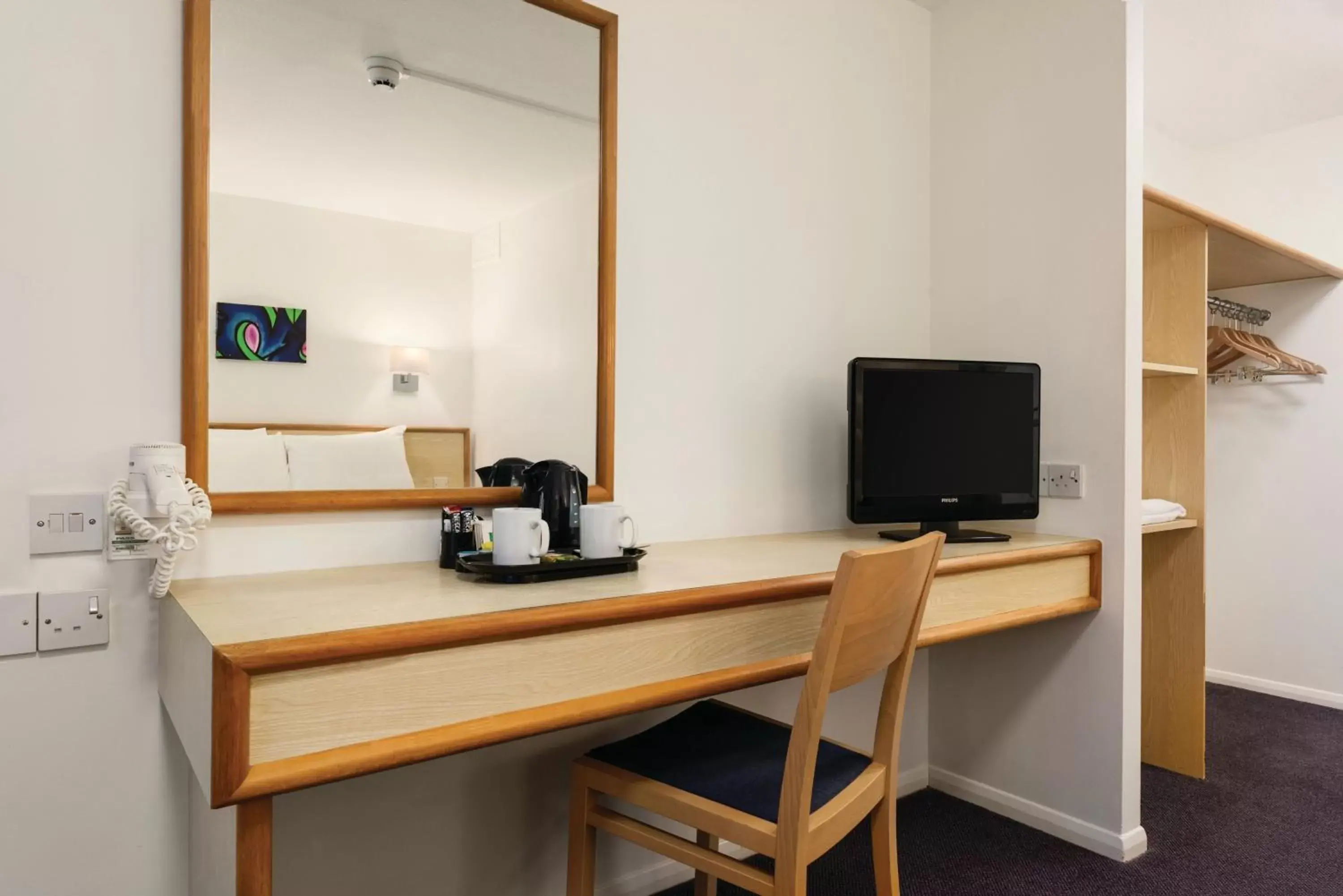 Coffee/tea facilities, TV/Entertainment Center in Days Inn Bridgend Cardiff