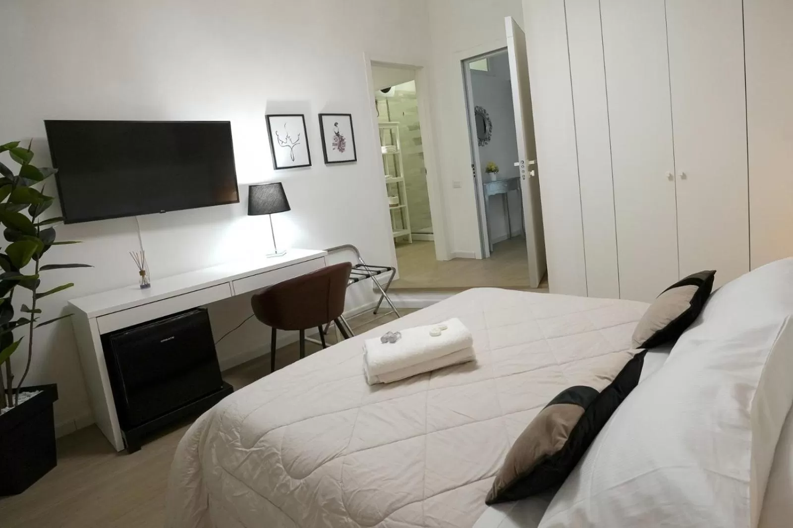 TV/Entertainment Center in Luxury Rooms Paoli 19