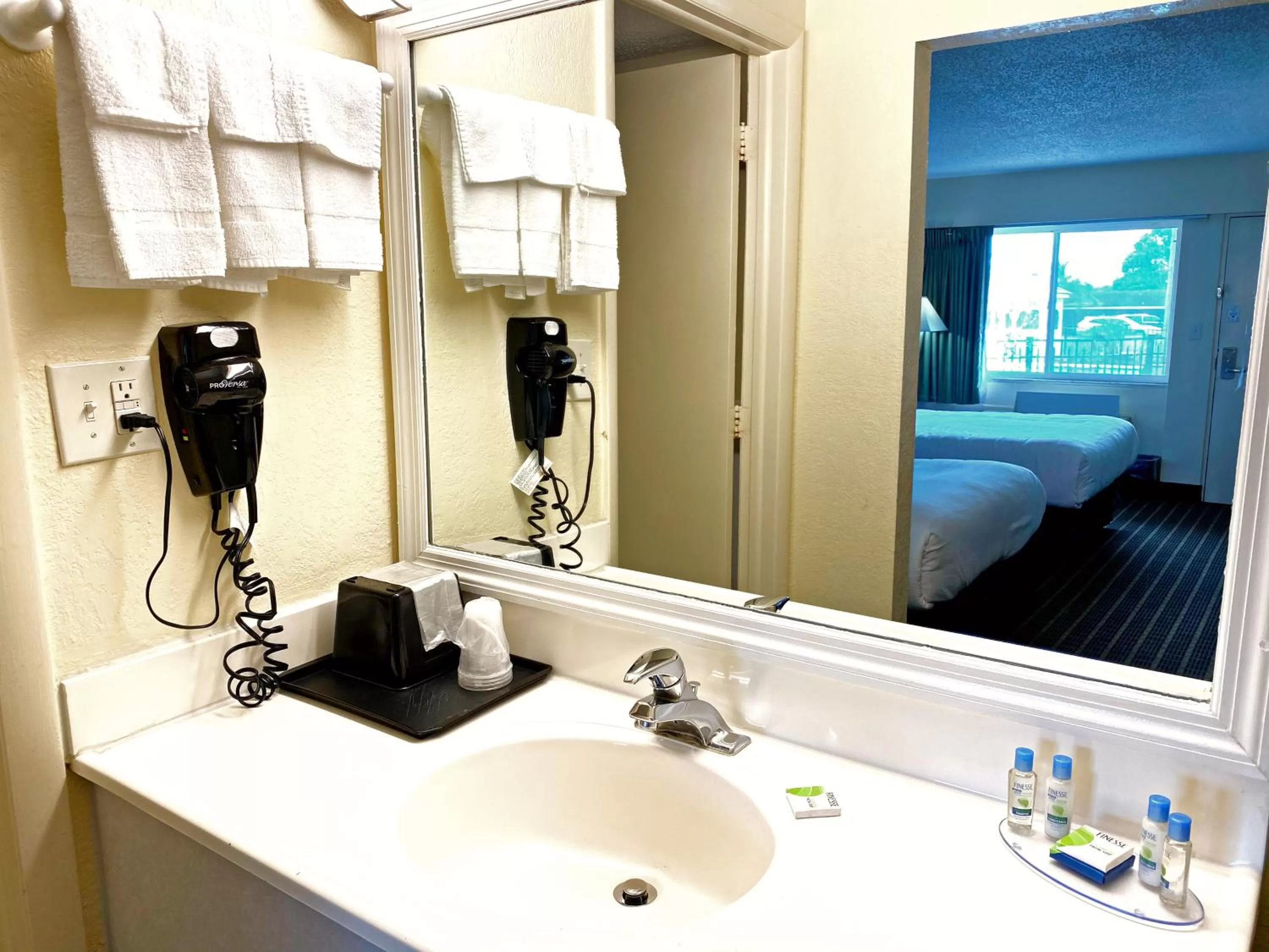Bathroom, Bed in Roadstar Hotel Zephyrhills