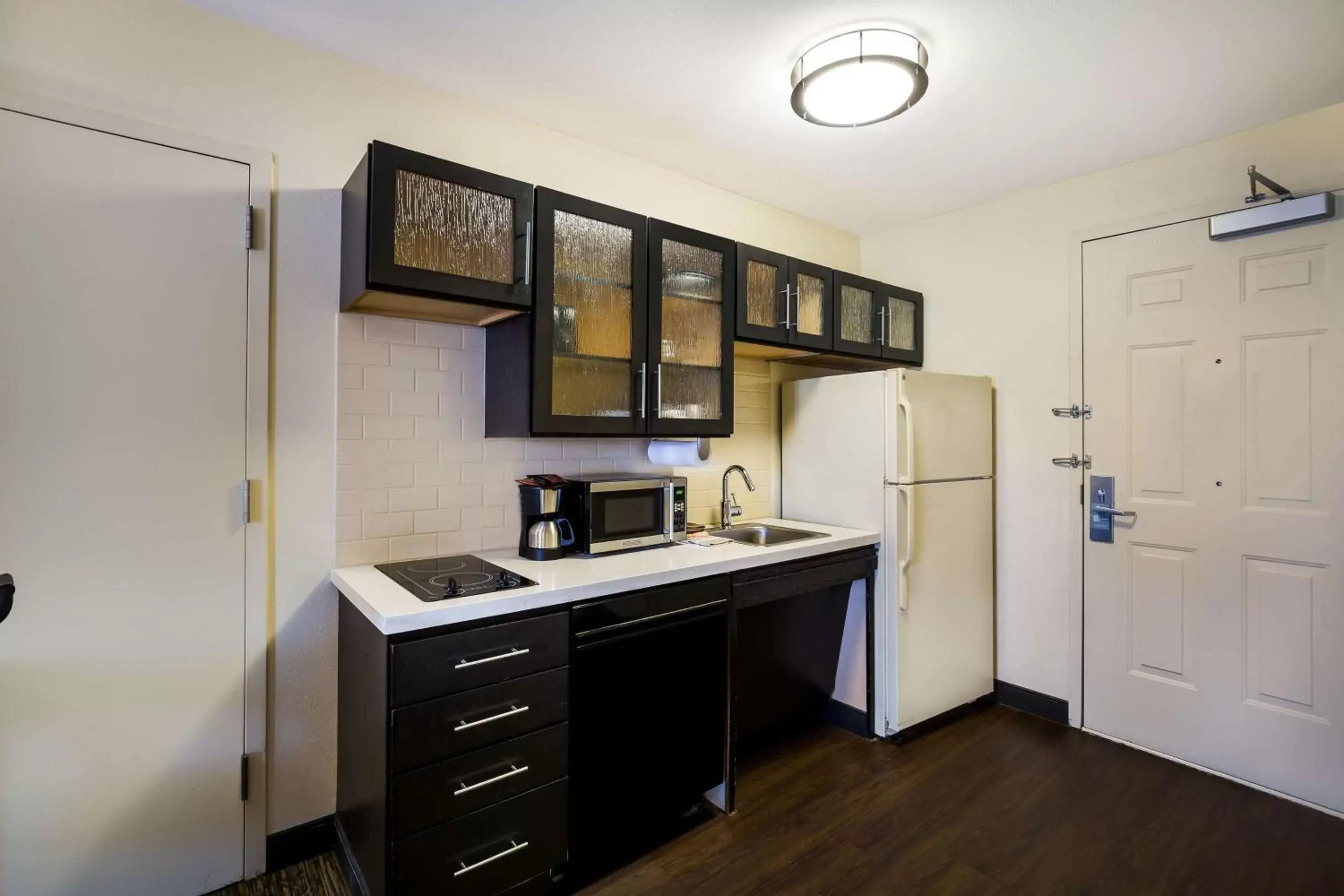 Kitchen or kitchenette, Kitchen/Kitchenette in Sonesta Simply Suites St Louis Earth City