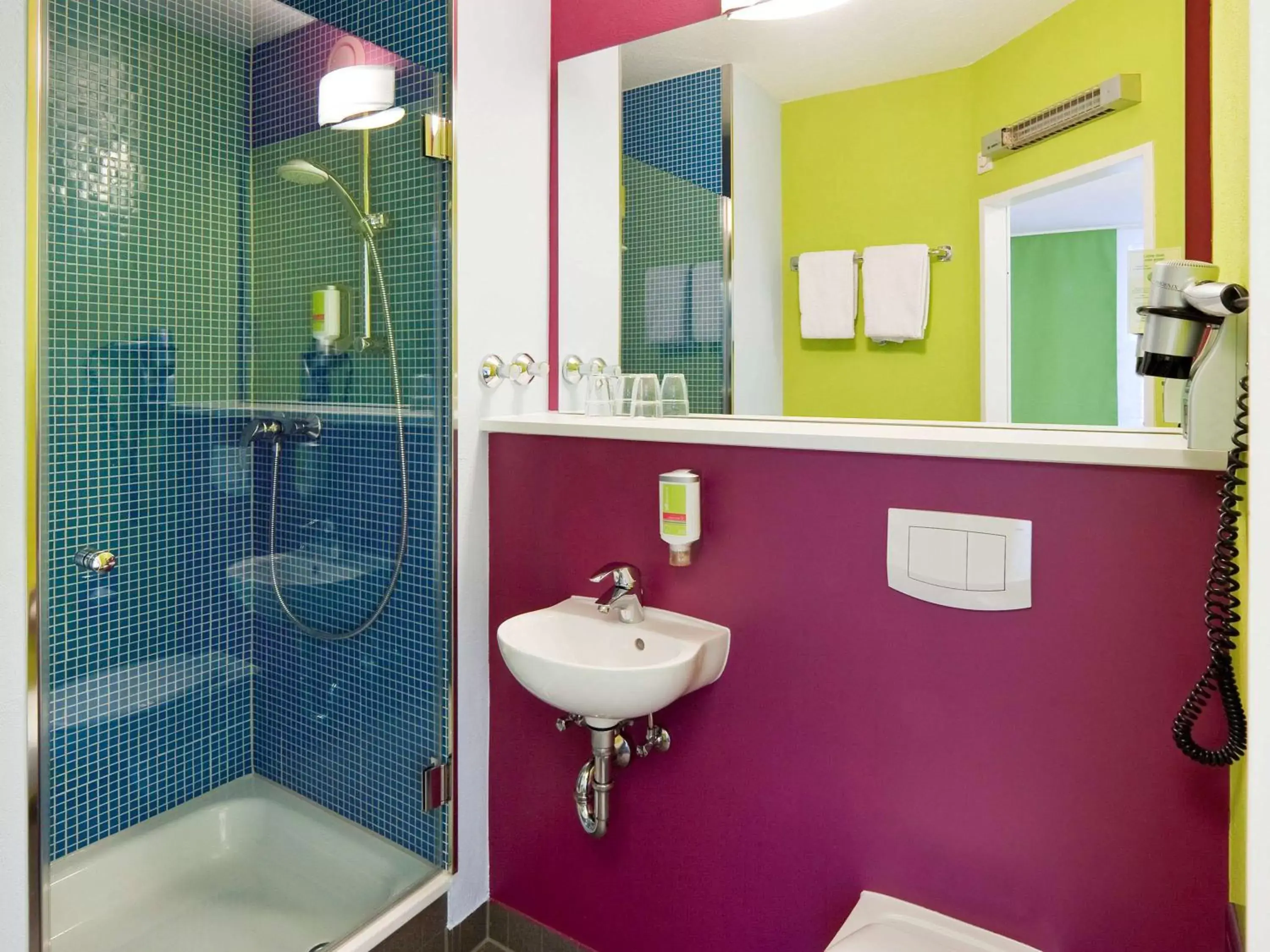 Photo of the whole room, Bathroom in ibis Styles Duesseldorf-Neuss