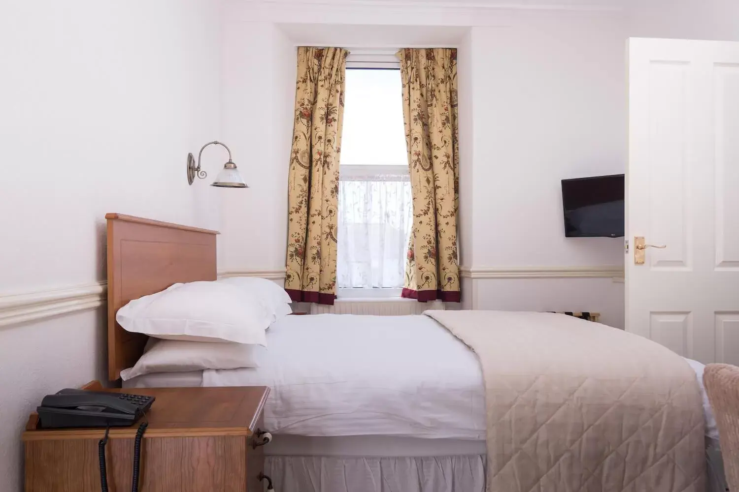 Photo of the whole room, Bed in The Queens Hotel