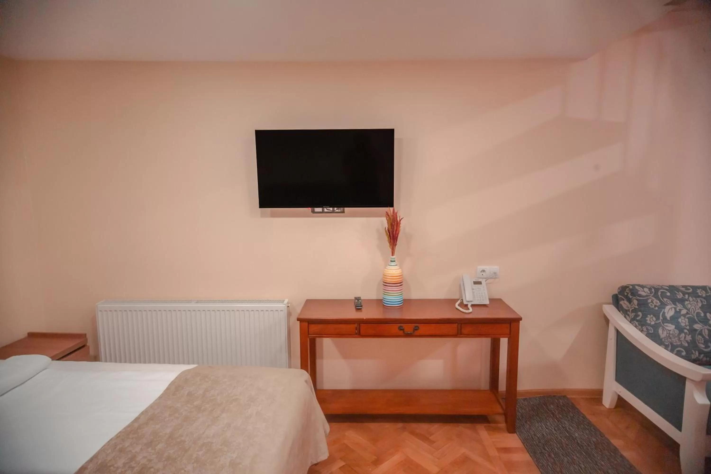 Bed, TV/Entertainment Center in Hotel Banovani