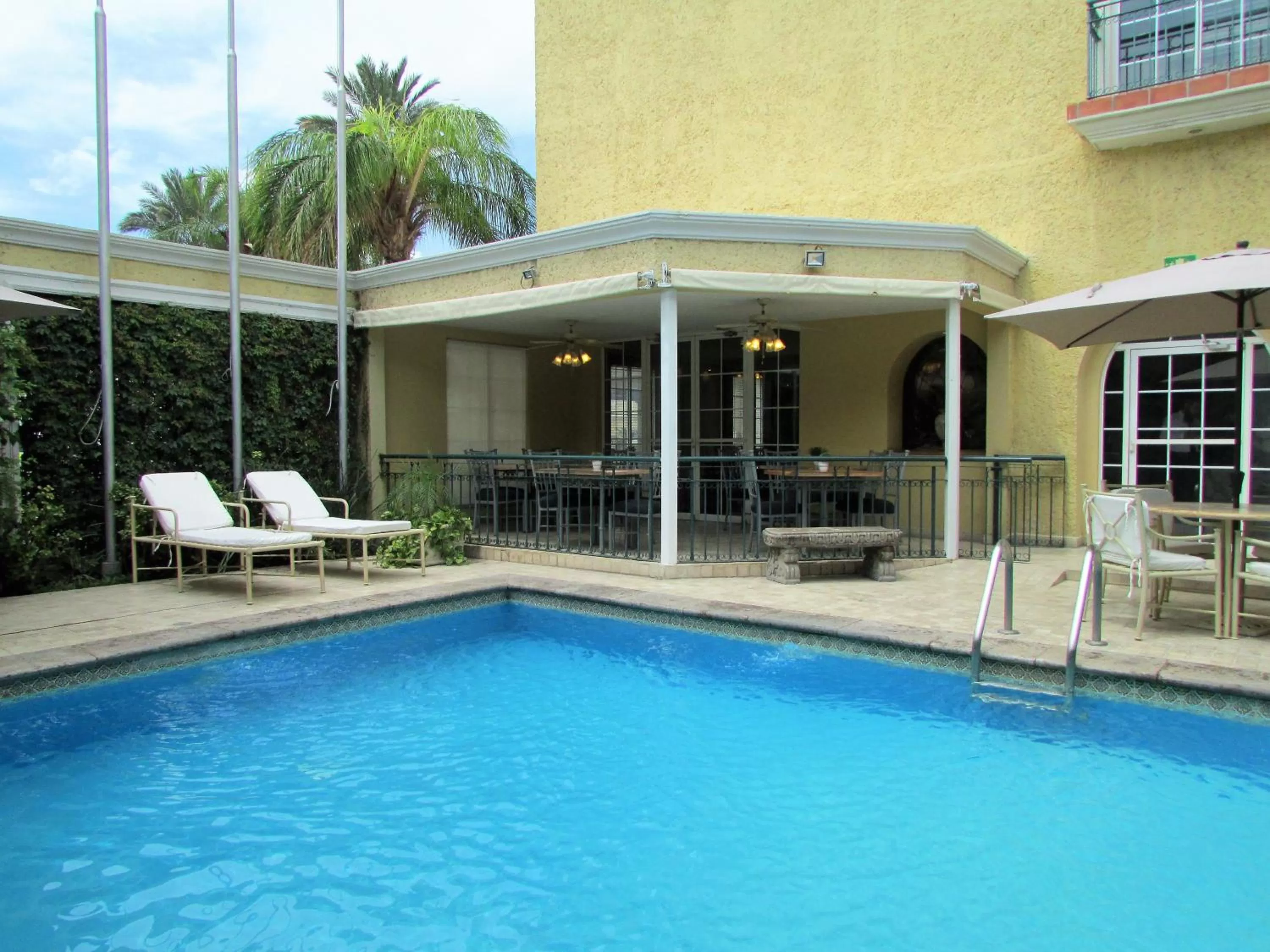 Swimming pool in Best Western Hotel Posada Del Rio Express