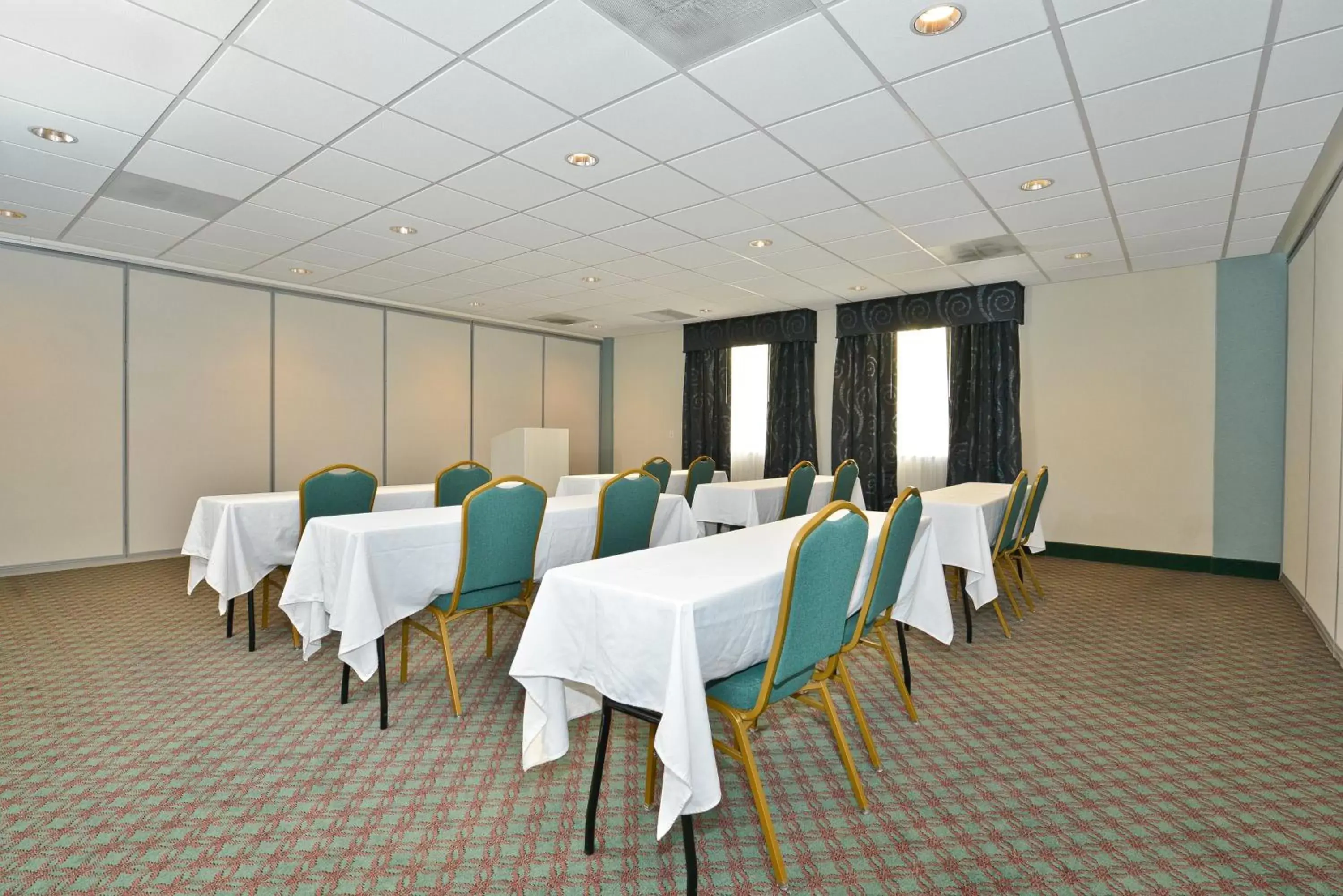 Meeting/conference room in Holiday Inn Express Hotel & Suites Tacoma South - Lakewood, an IHG Hotel
