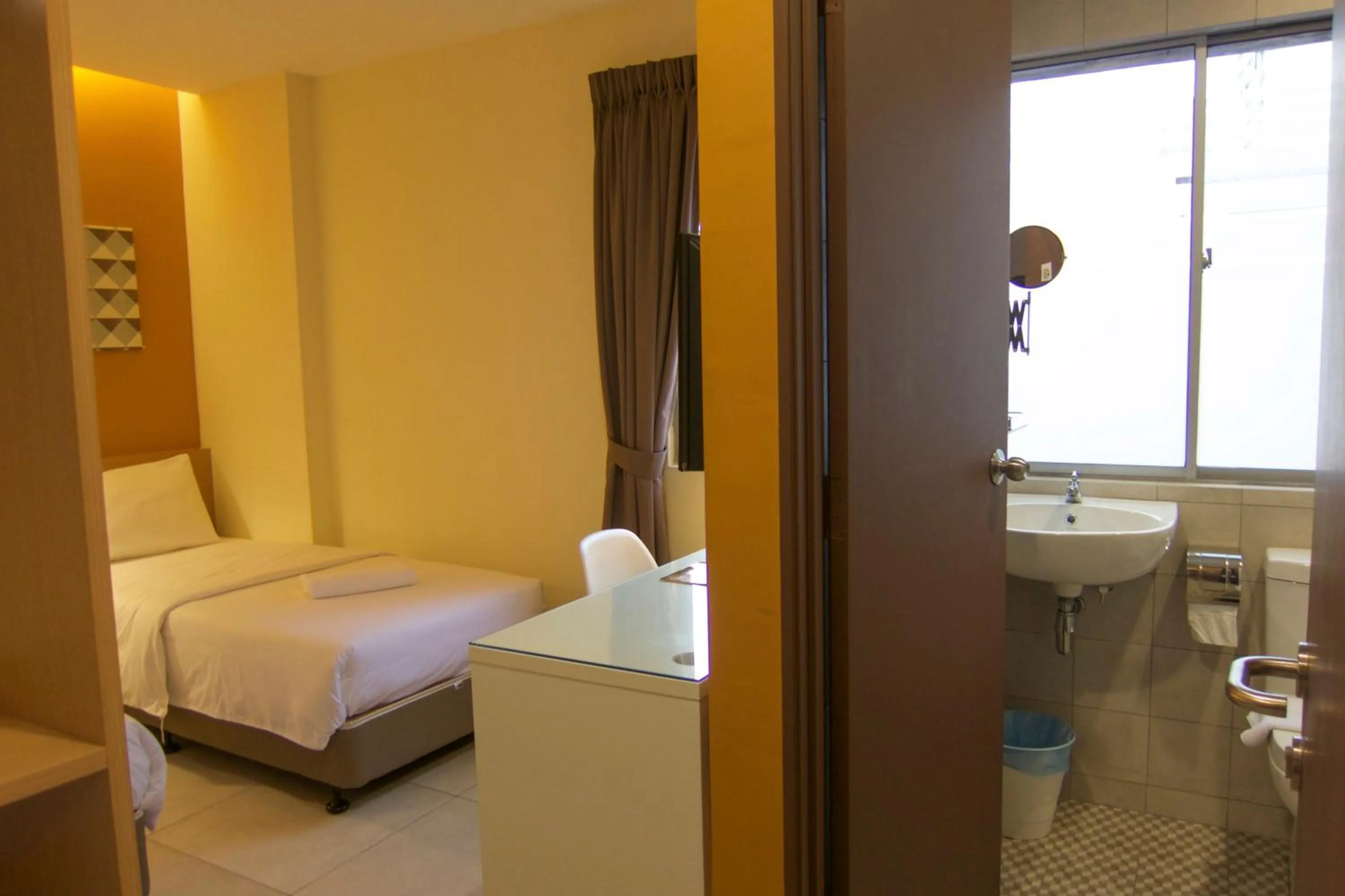 Bathroom, Bed in Hotel 1000 Miles