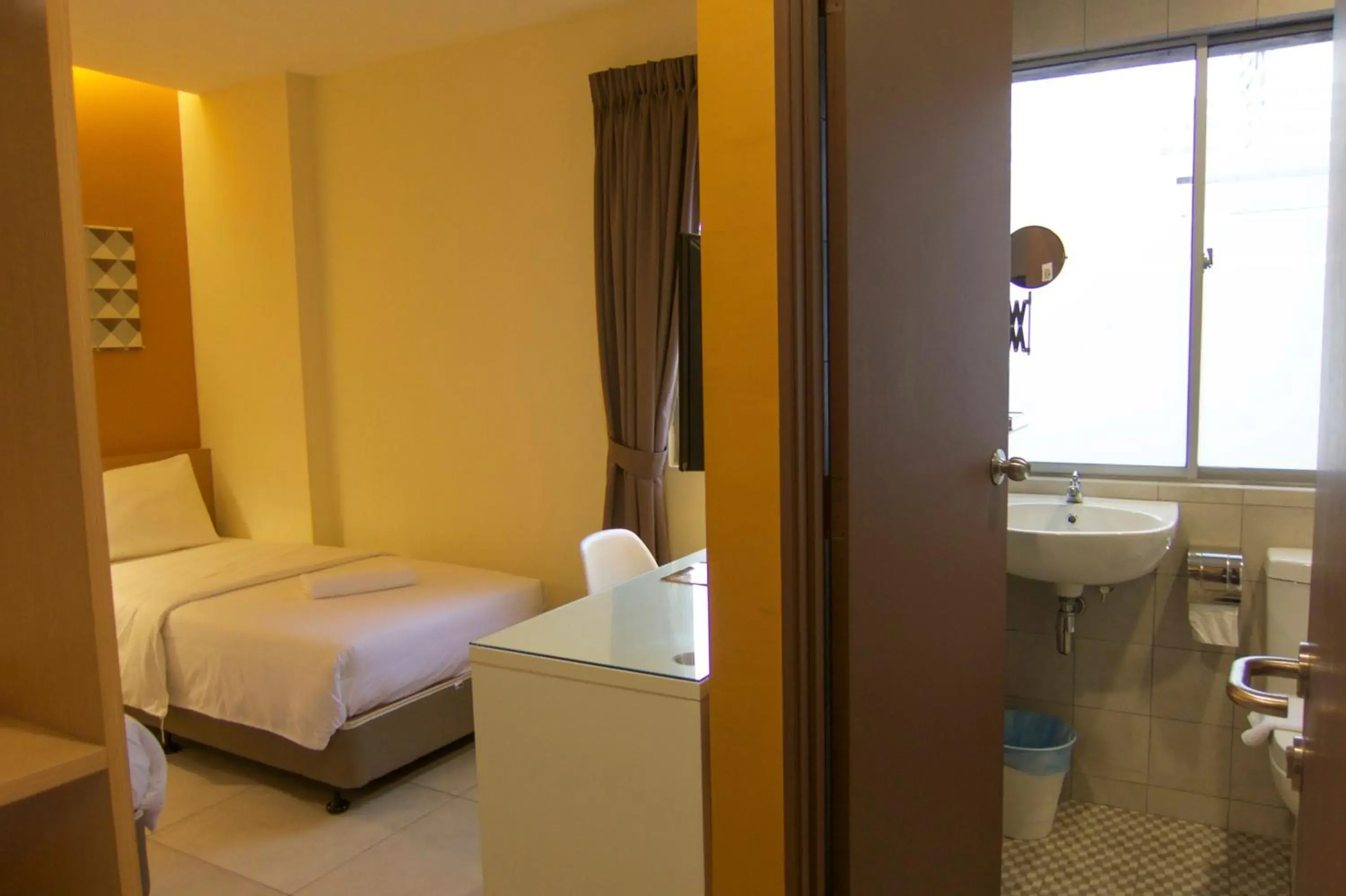 Standard Twin Room With Windows in Hotel 1000 Miles Standard Twin Room With Windows in Hotel 1000 Miles