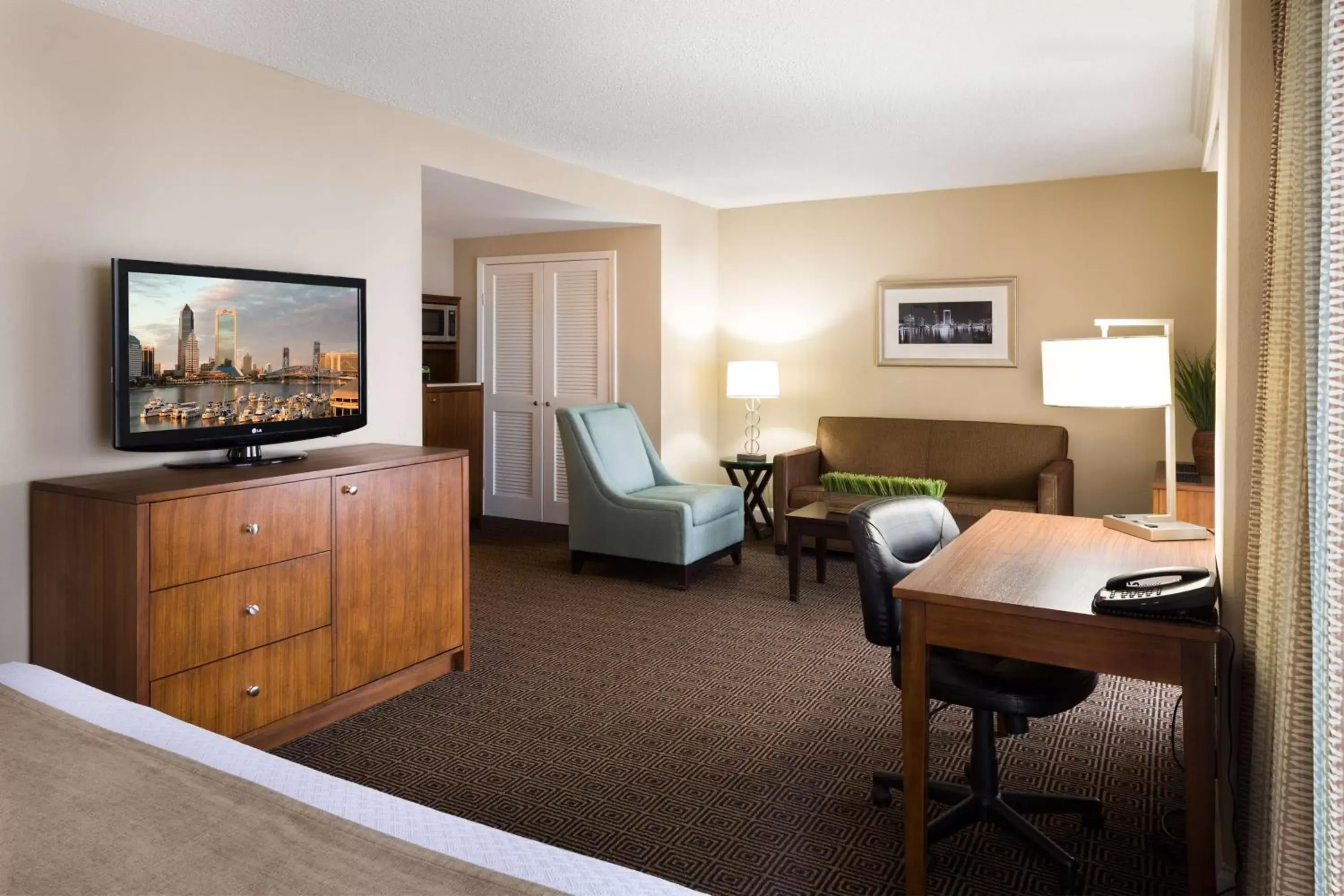 Living room, TV/Entertainment Center in DoubleTree by Hilton Jacksonville Riverfront, FL