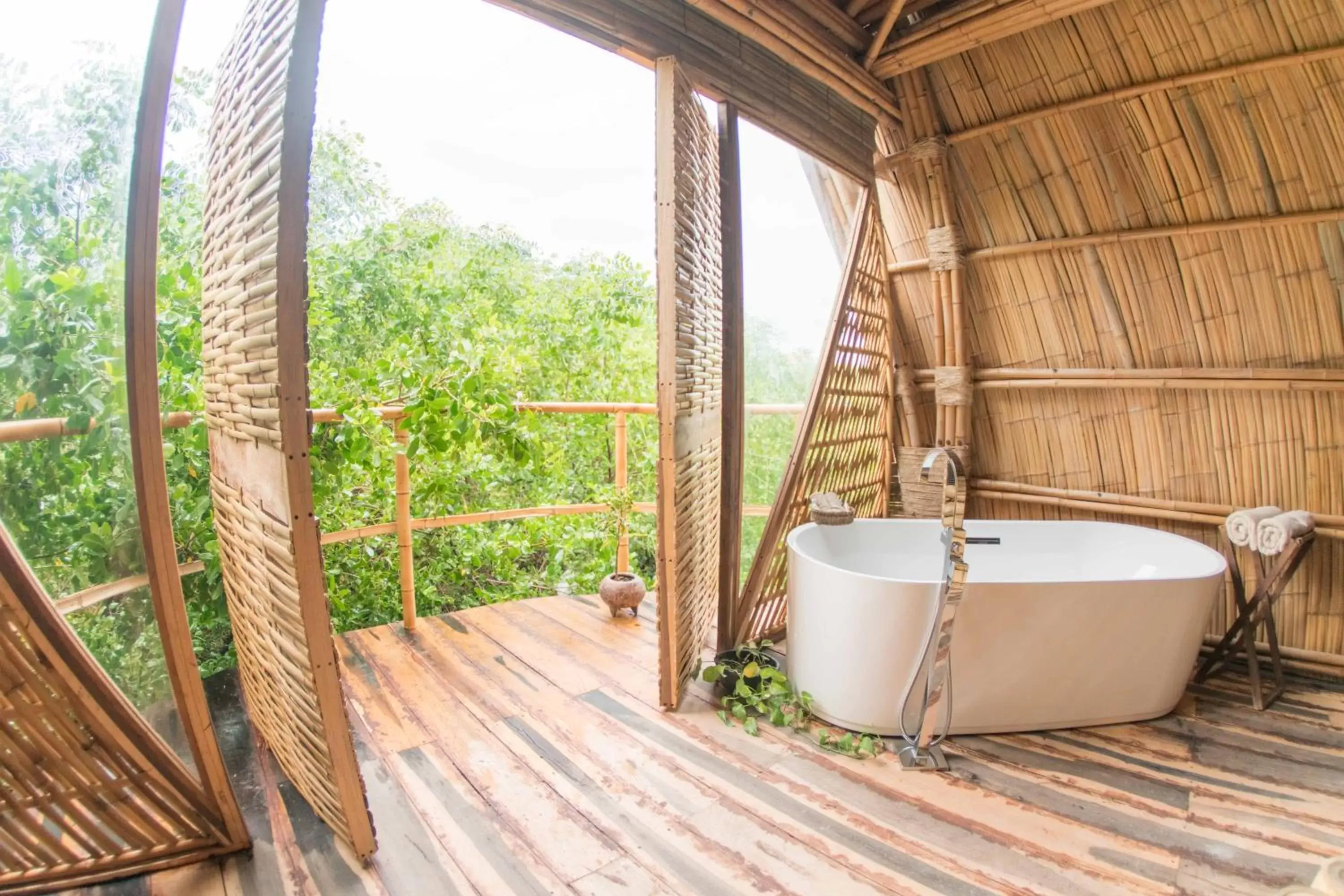 Balcony/Terrace in Mamasan Treehouses & Cabins