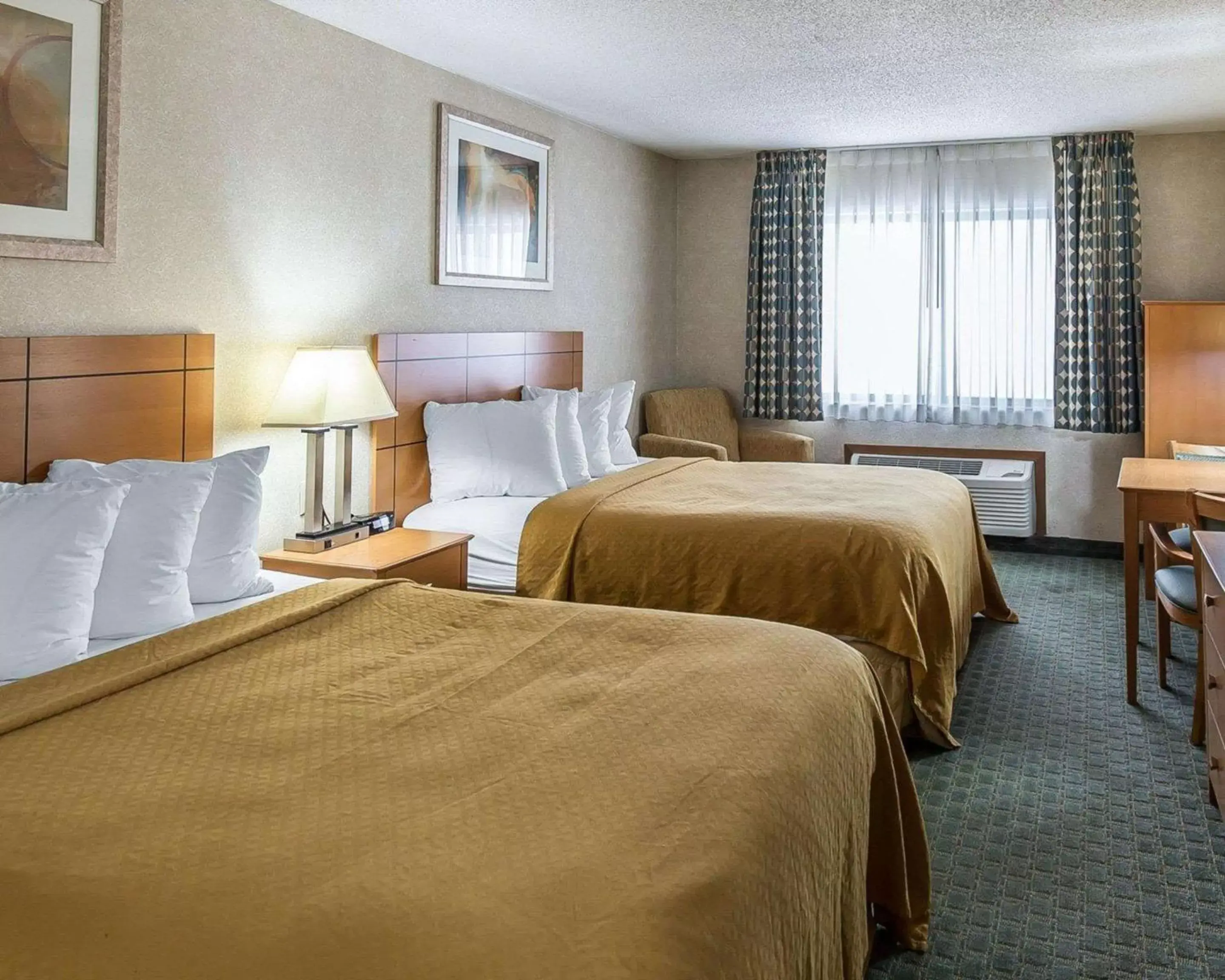 Photo of the whole room, Bed in Quality Inn at Collins Road - Cedar Rapids