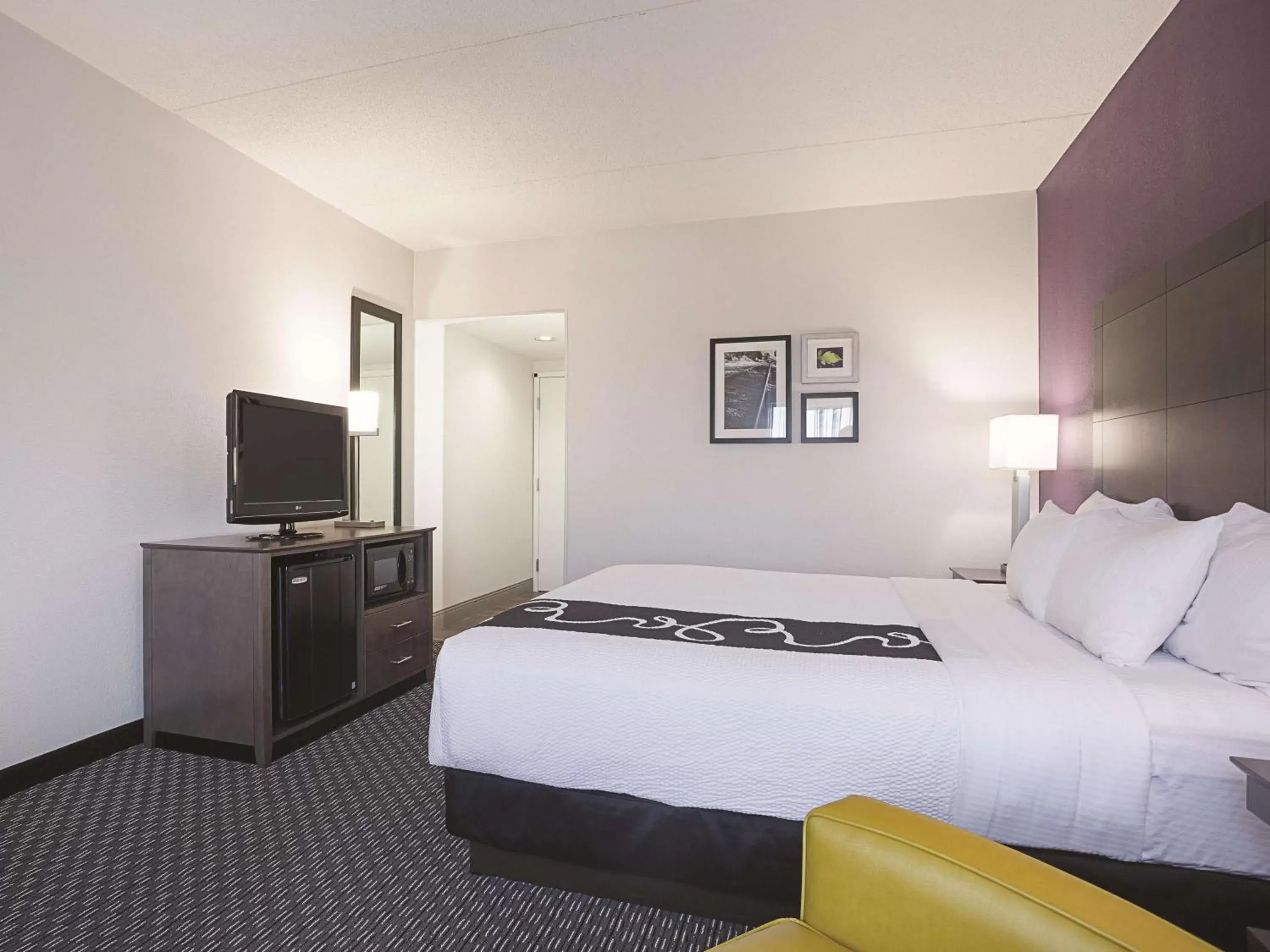 Photo of the whole room, Bed in La Quinta by Wyndham Baltimore BWI Airport