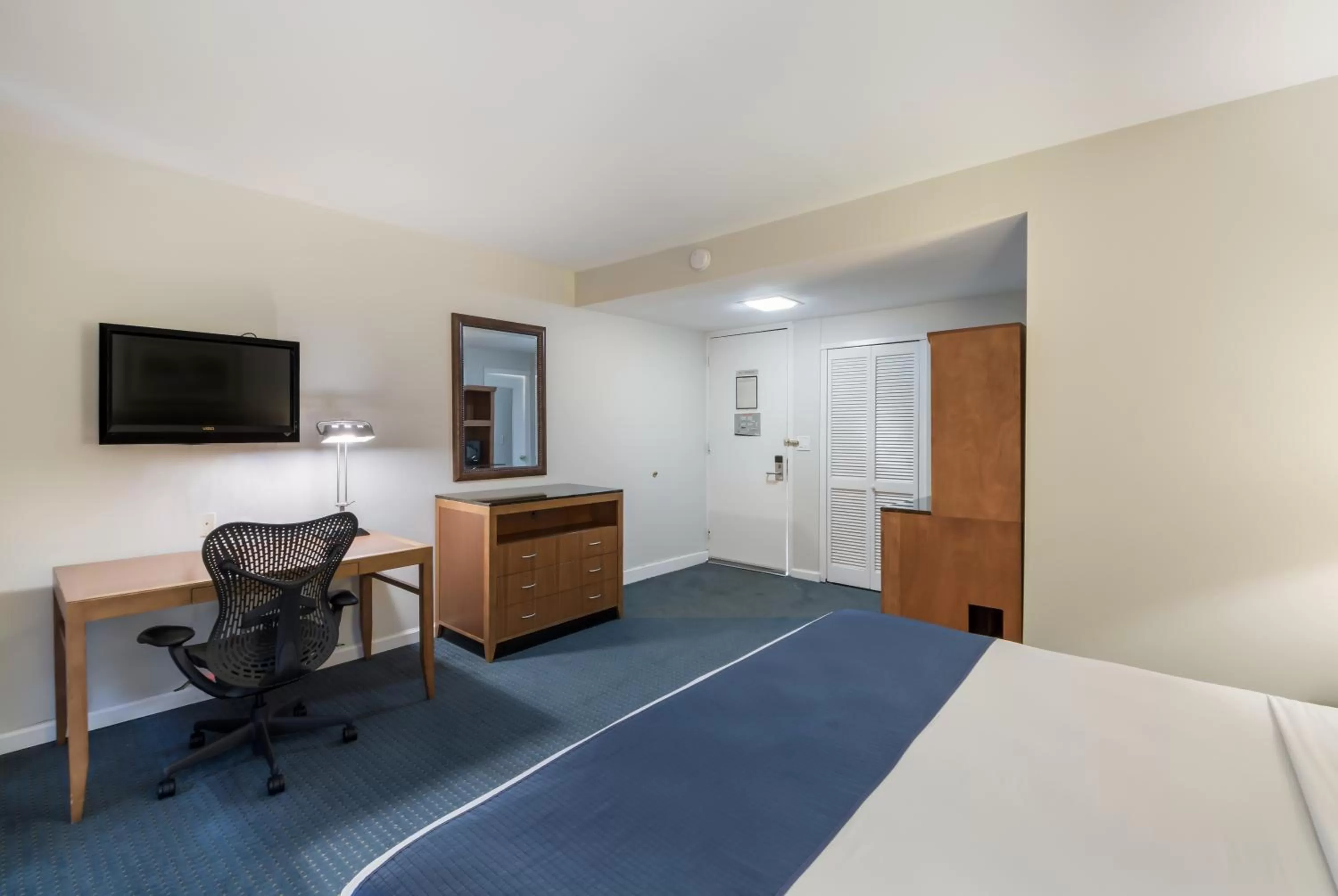 TV and multimedia, Bed in Americas Best Value Inn-Painted Post