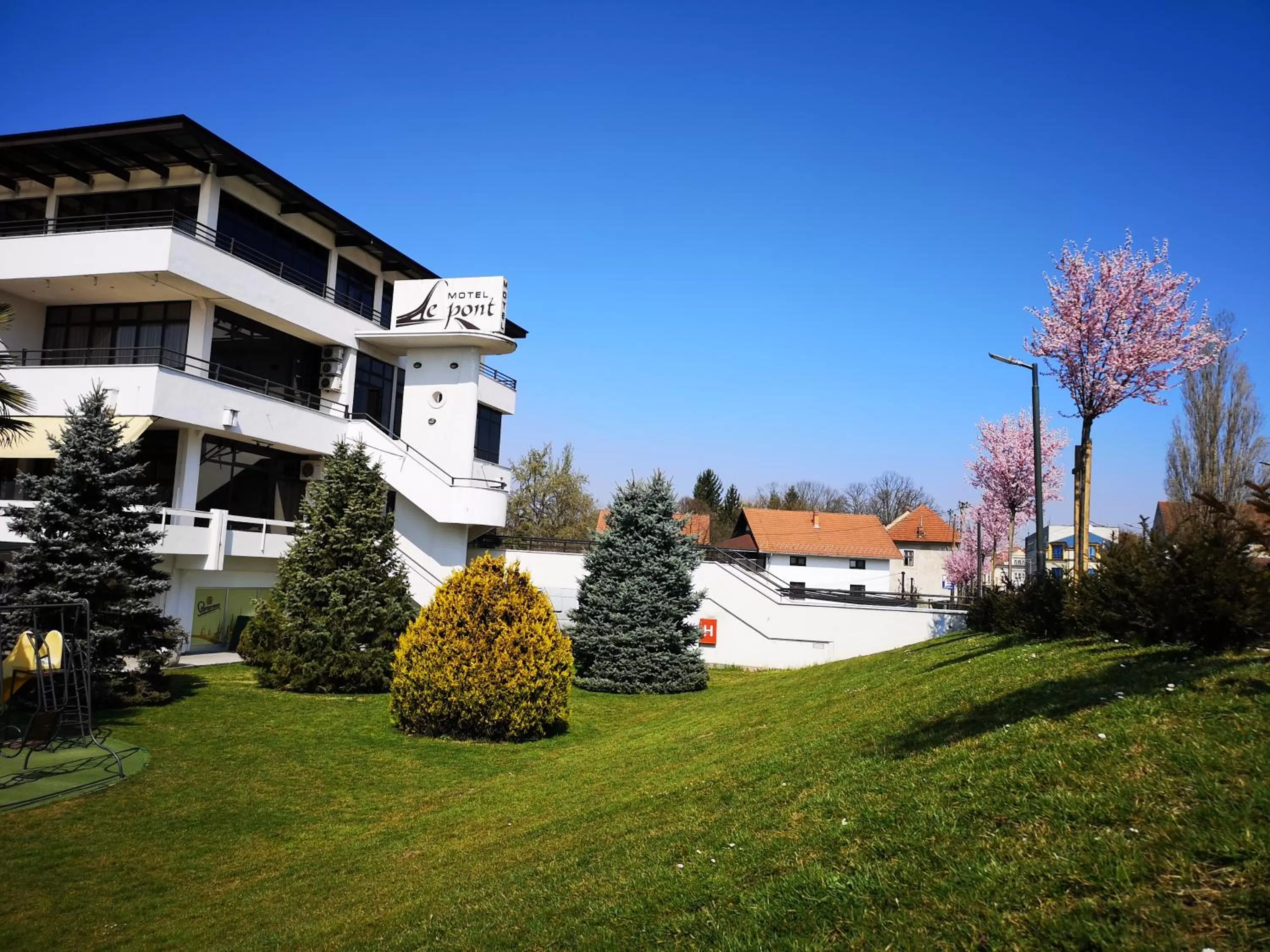 Property building in Hotel Le Pont