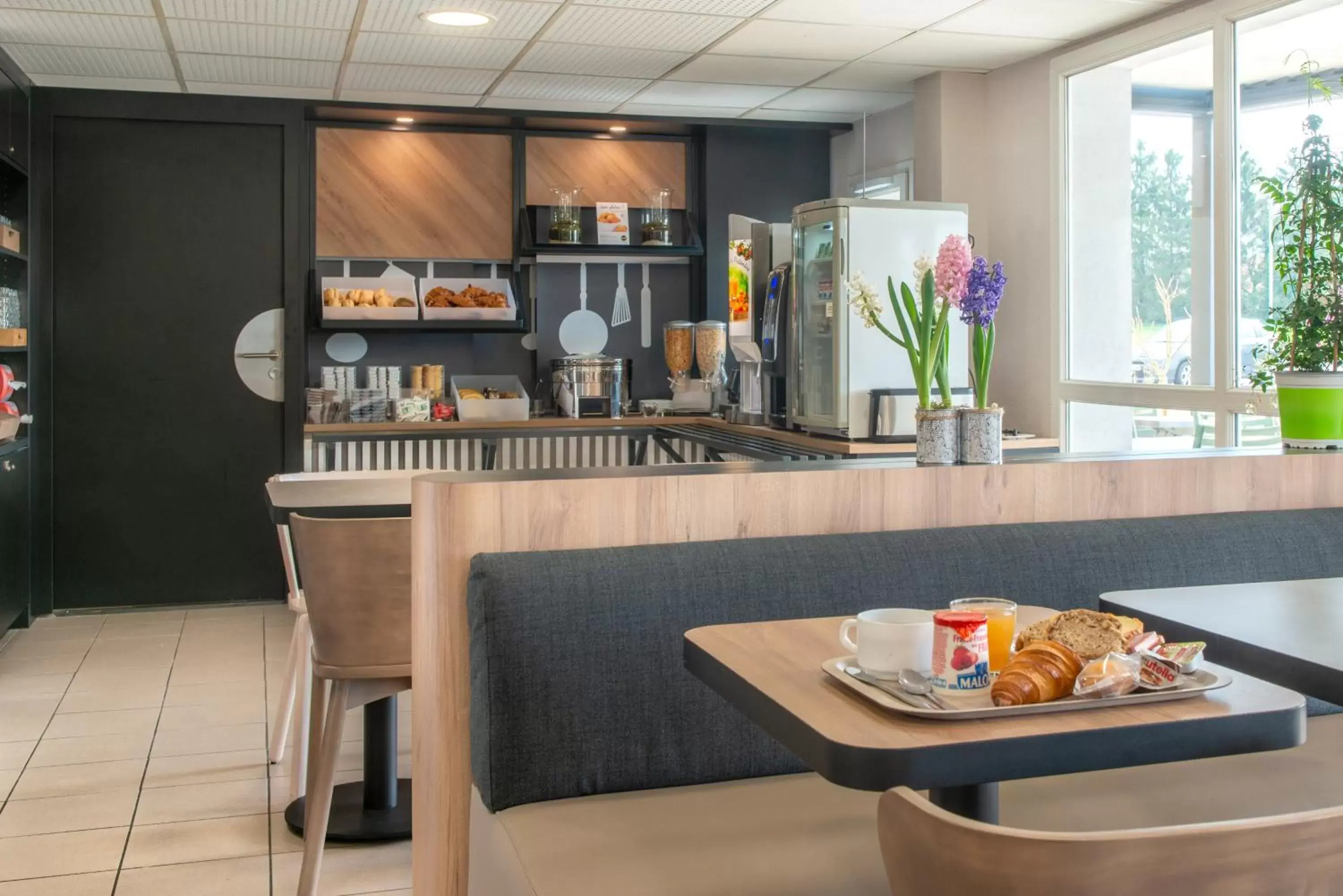 Restaurant/places to eat in B&B HOTEL Cholet Nord