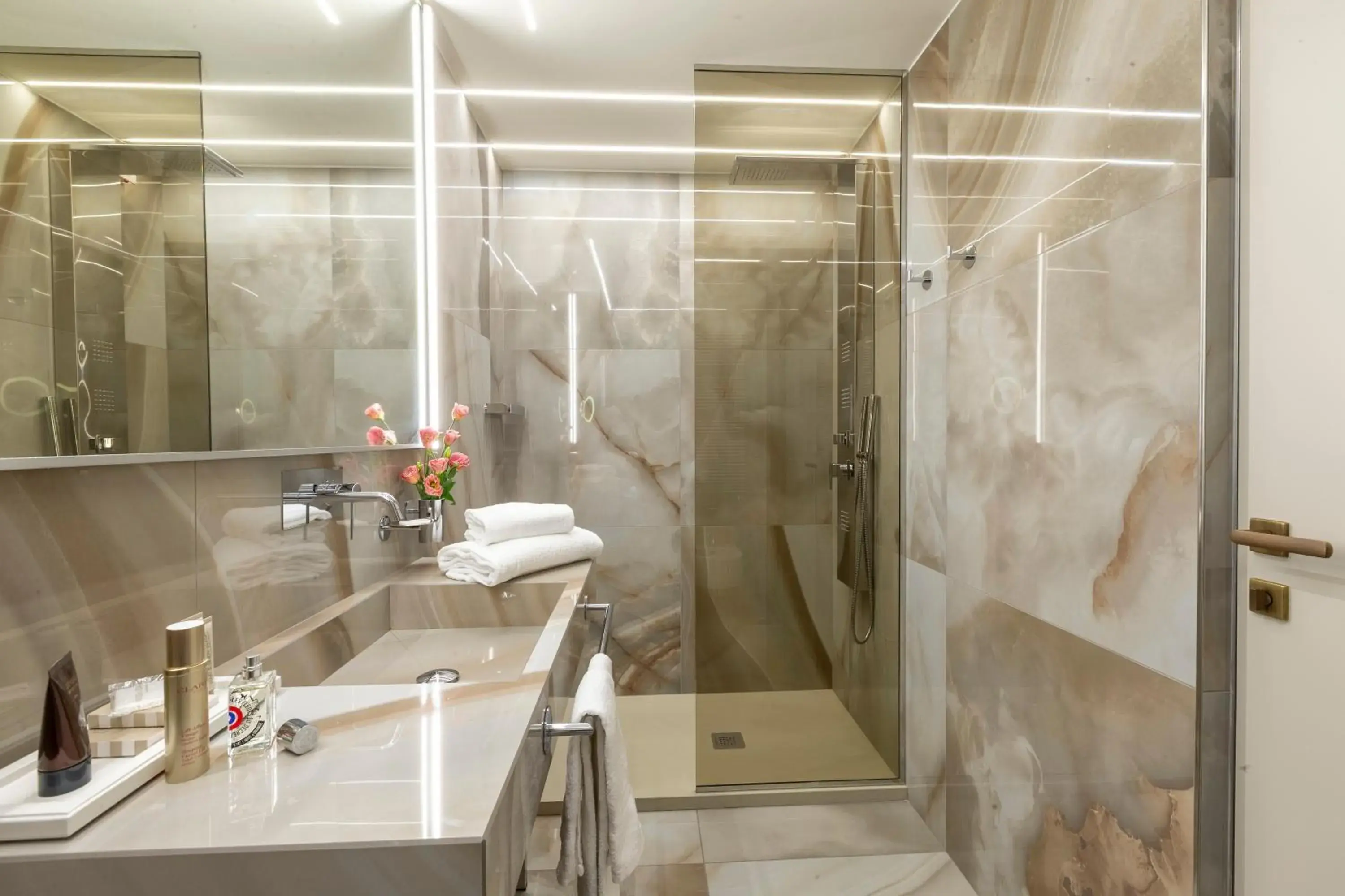 Shower, Bathroom in Hotel Sporting