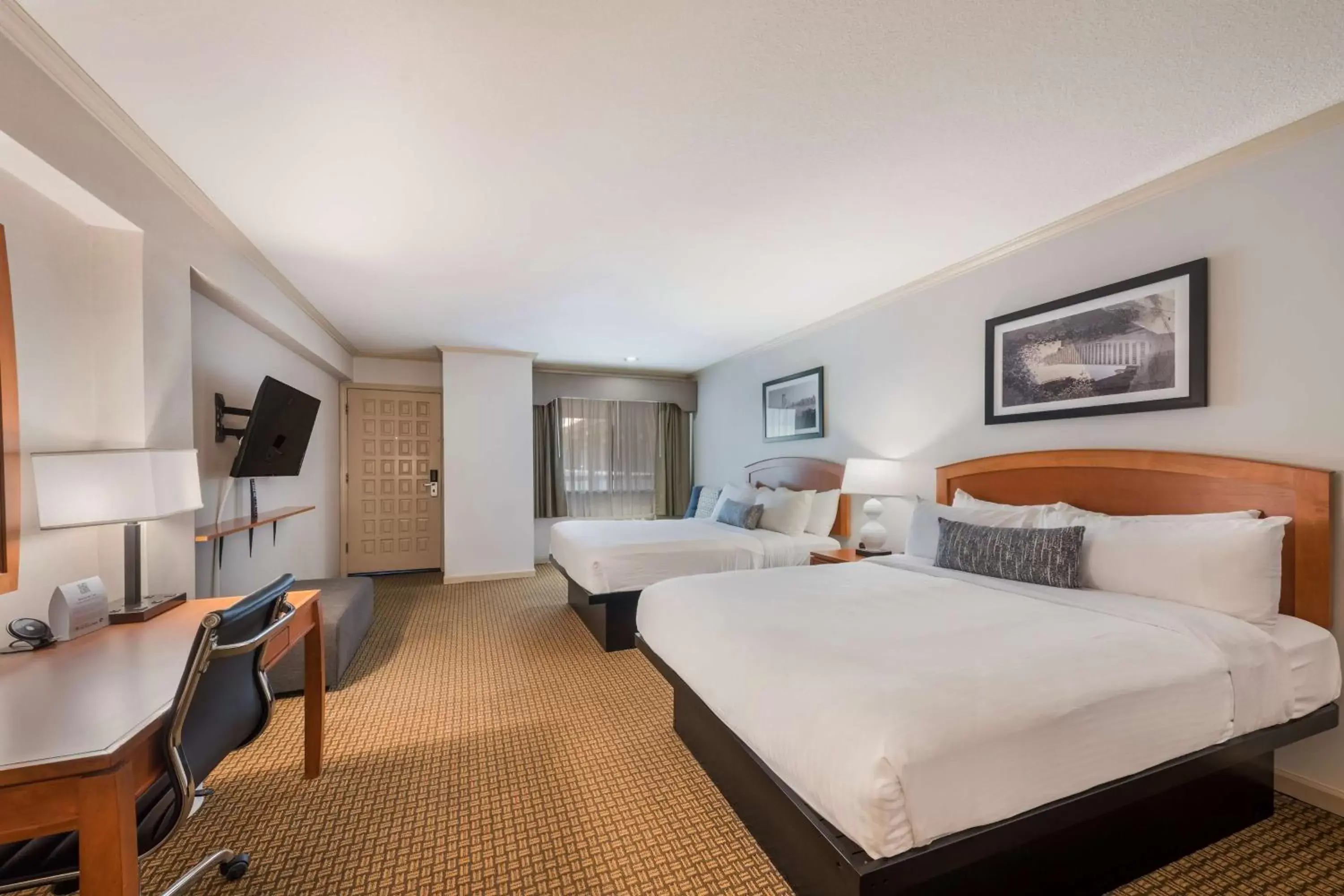 Bedroom in SureStay Plus Hotel by Best Western Mountain View