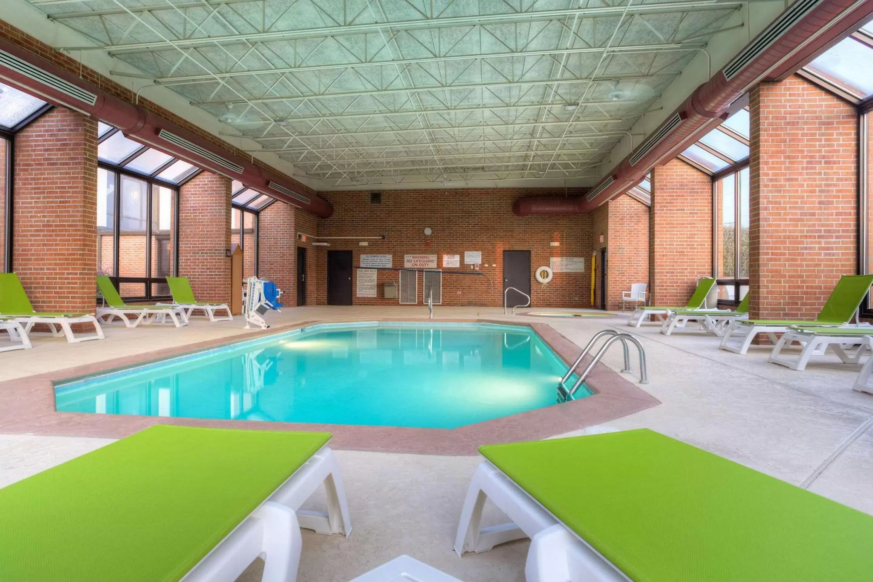 Swimming Pool in Comfort Inn & Suites Evansville Airport