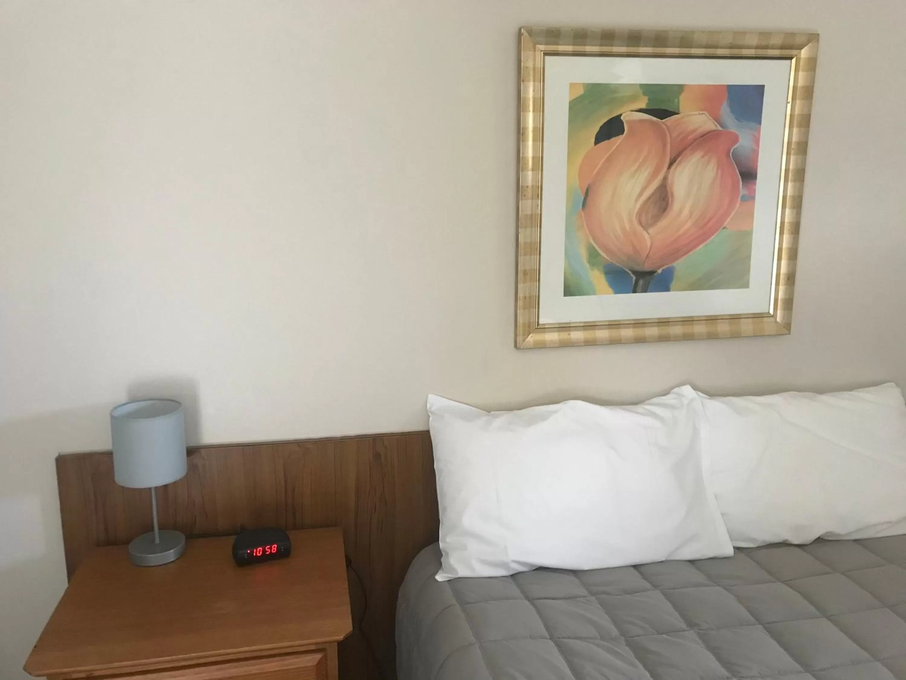 Bed in Kootingal Landview Motel