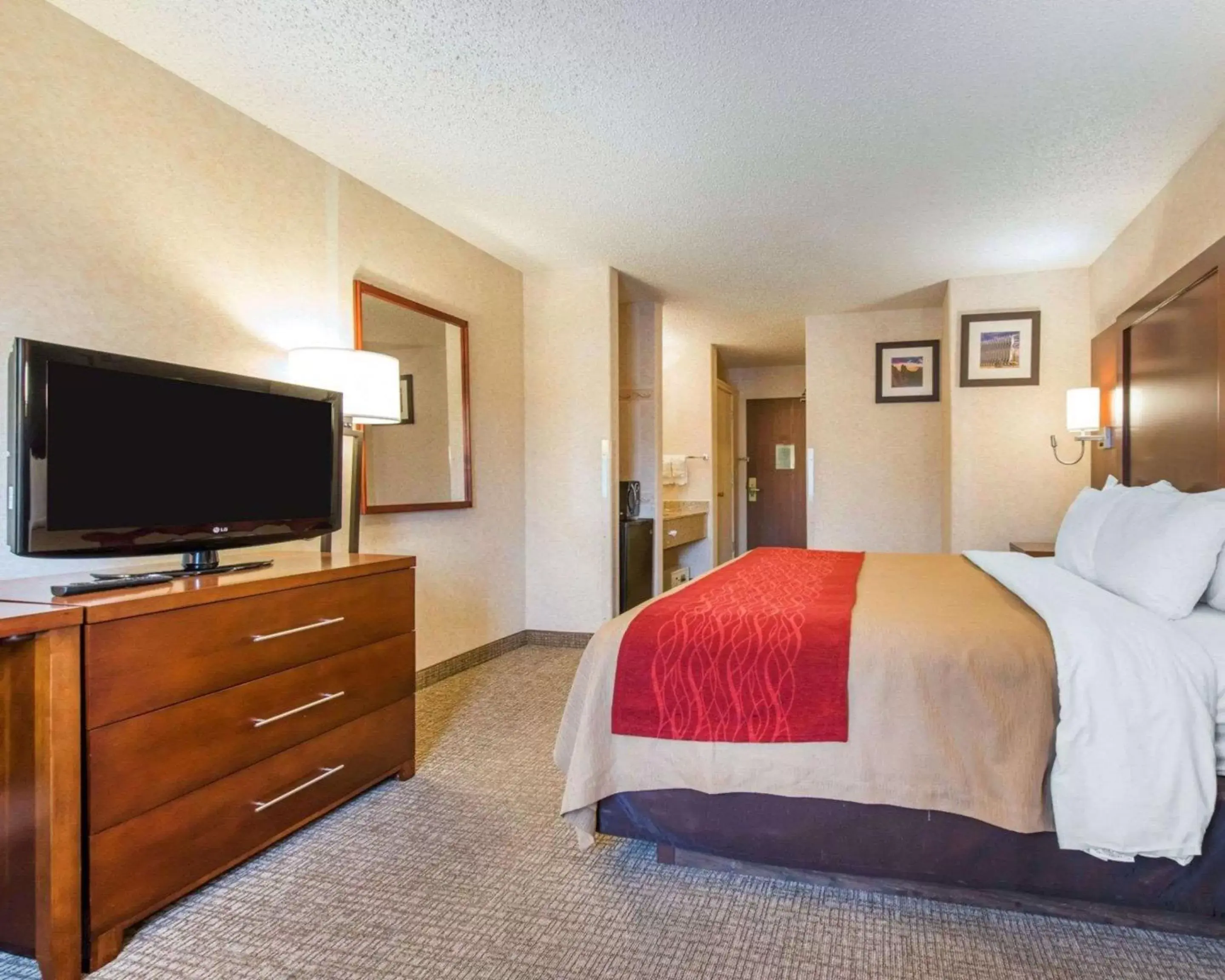 Photo of the whole room, Bed in Comfort Inn North Colorado Springs