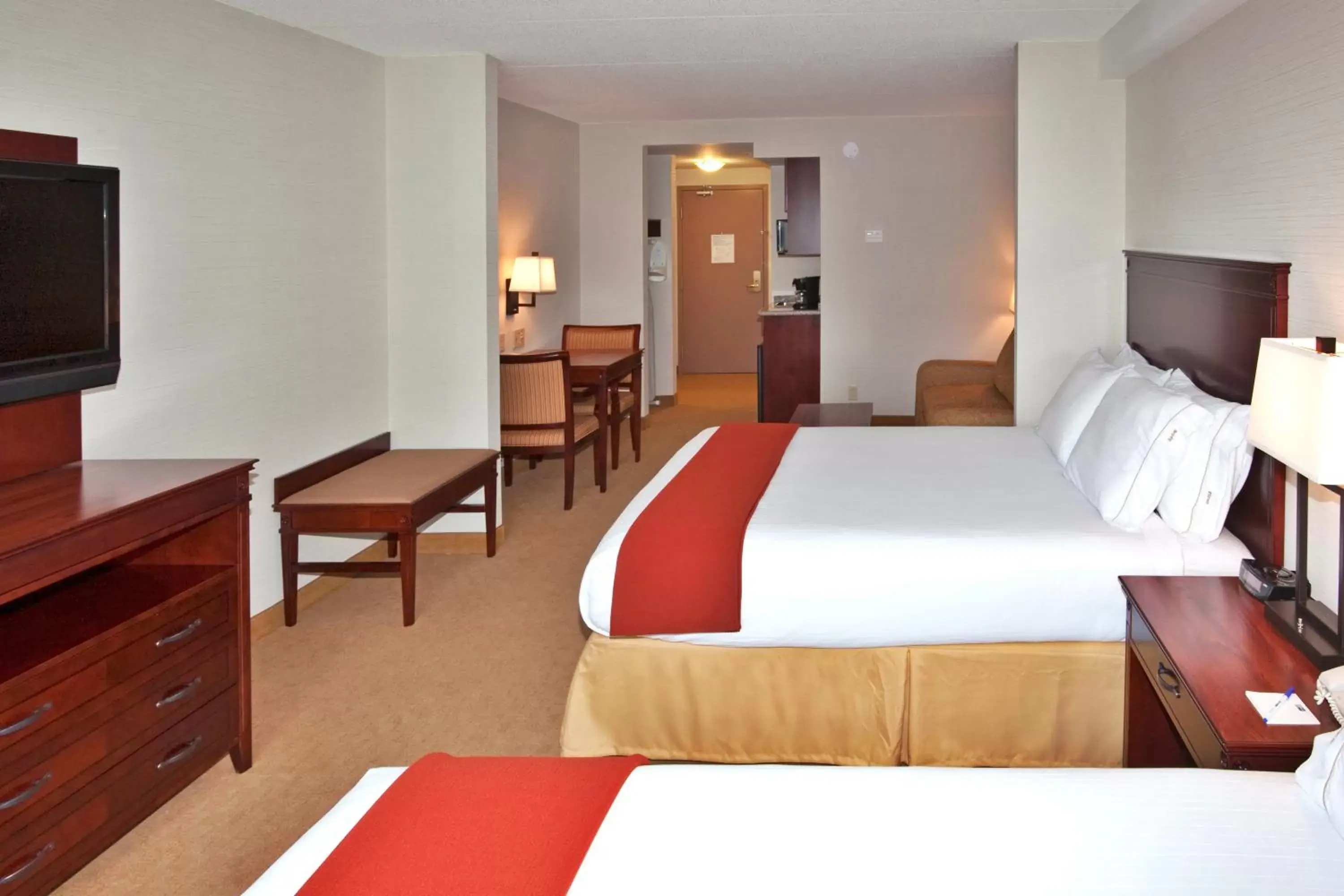 Photo of the whole room, Bed in Holiday Inn Express Hotel & Suites Brockville, an IHG Hotel