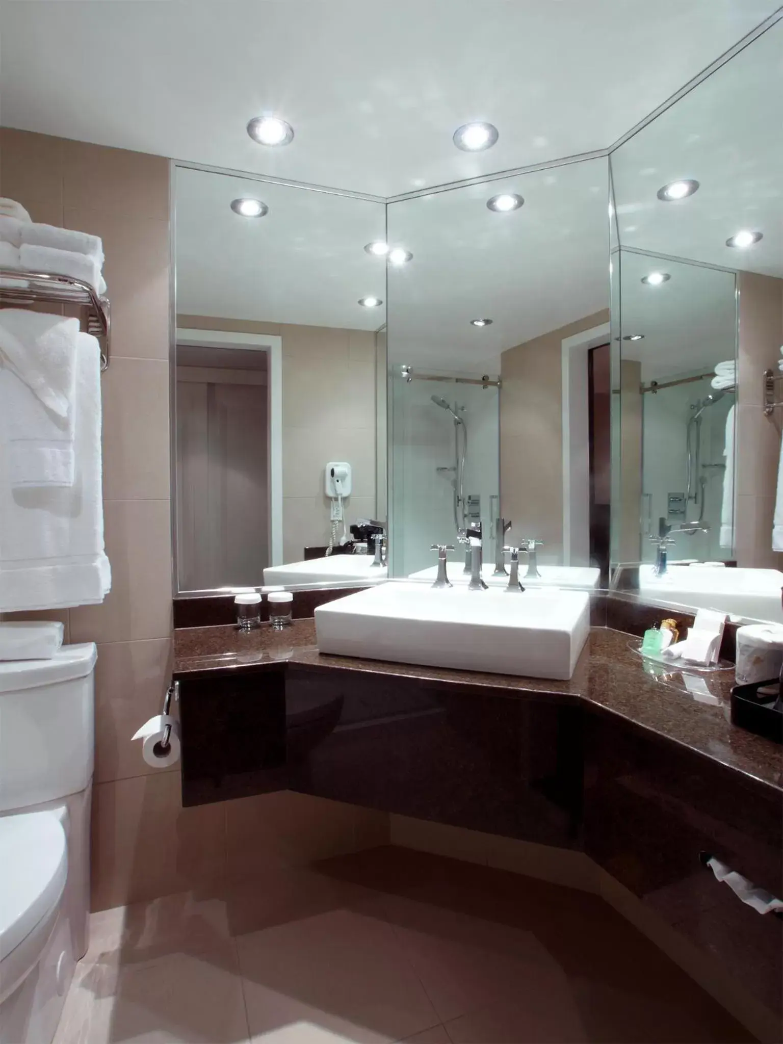 Bathroom in Hotel Manoir Victoria