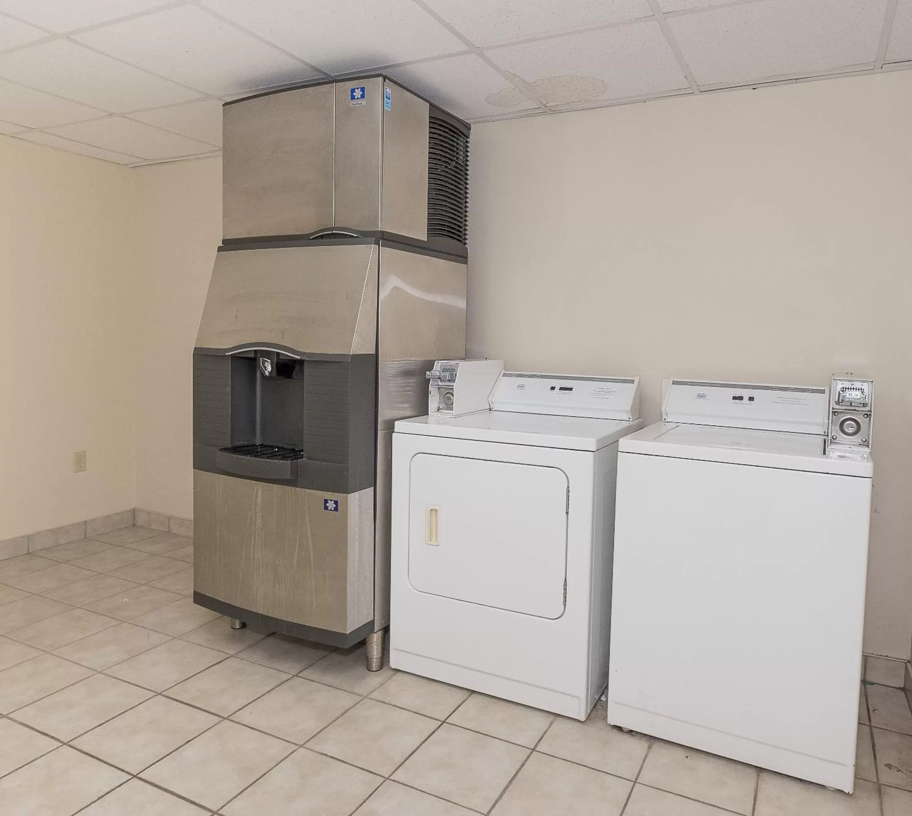 Other, Kitchen/Kitchenette in Red Roof Inn & Suites Cleveland - Elyria