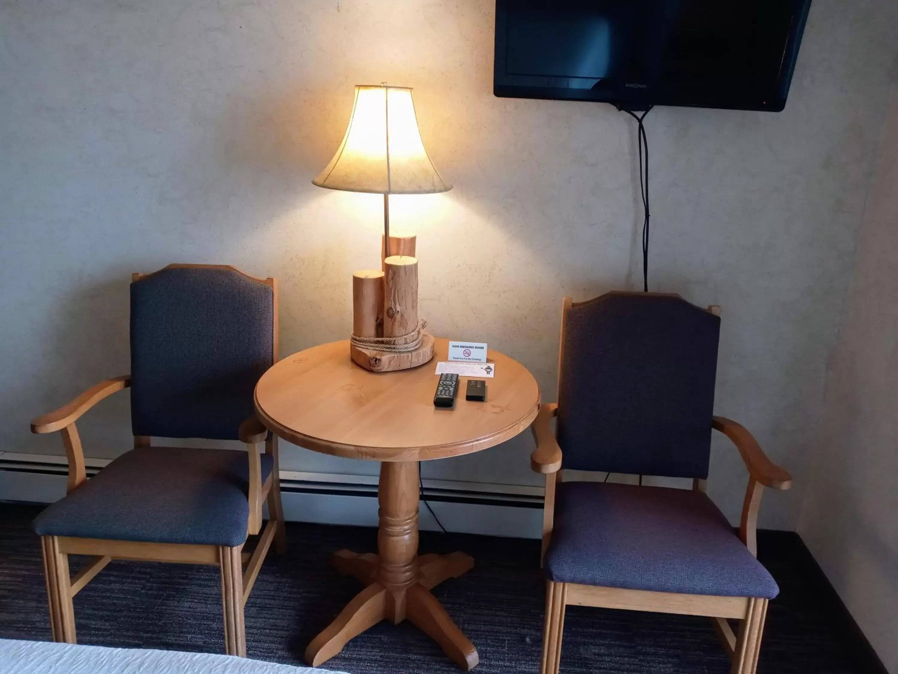 Seating Area in Cliff Dweller on Lake Superior