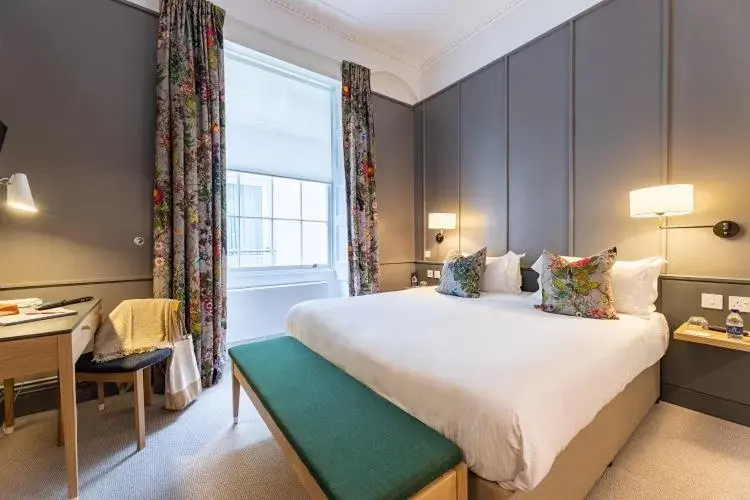 Bed in The Goodenough Hotel London