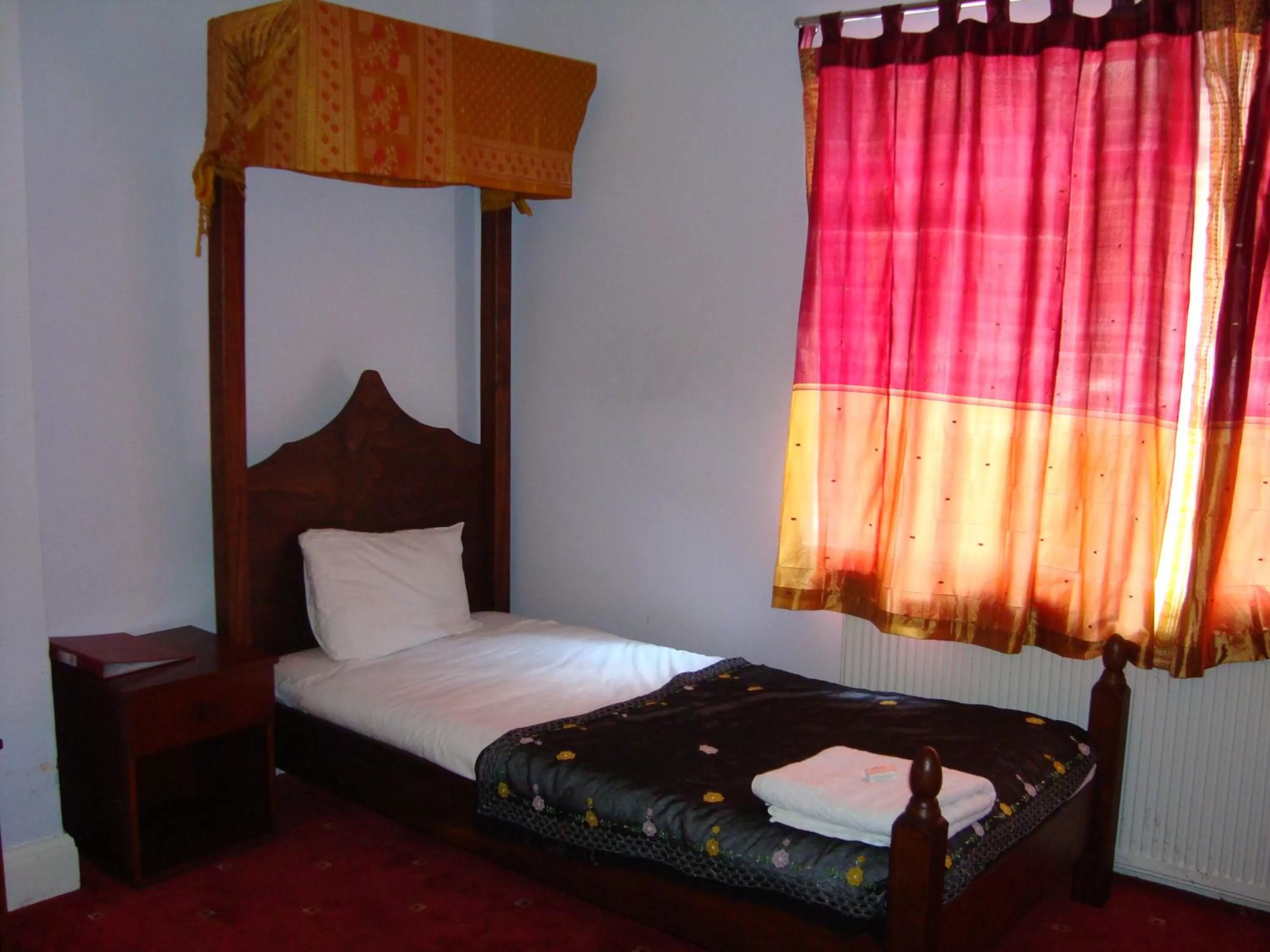 Bed in Islington Inn