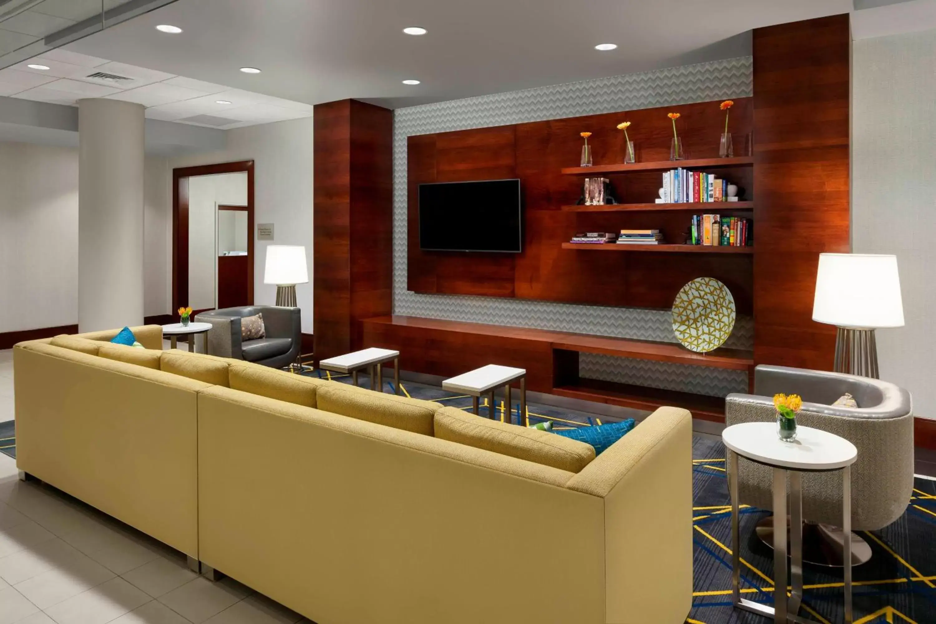 Lobby or reception, Lounge/Bar in Courtyard by Marriott Boston Cambridge