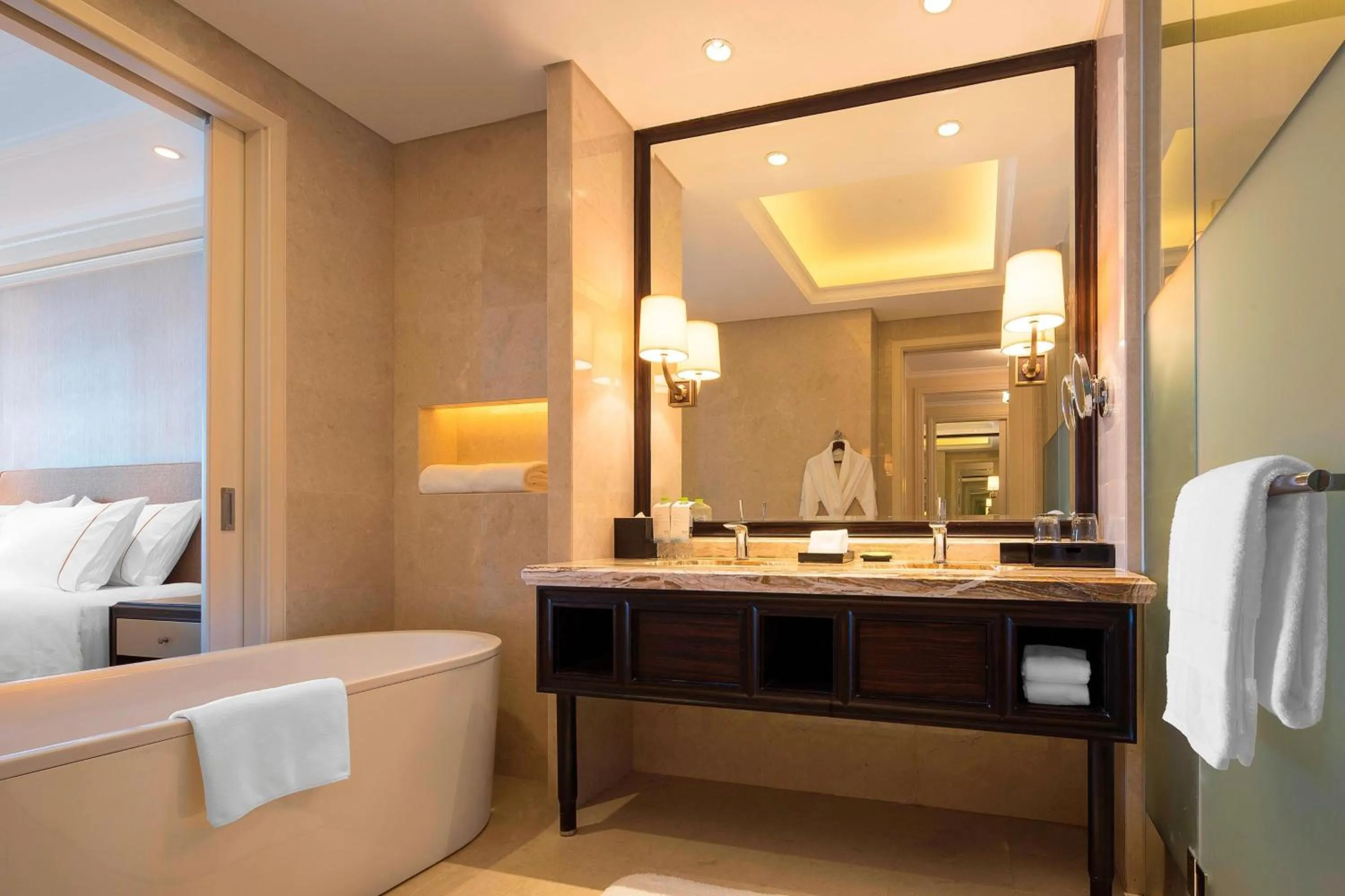 Bathroom, Bed in The Westin Zhujiajian Resort, Zhoushan