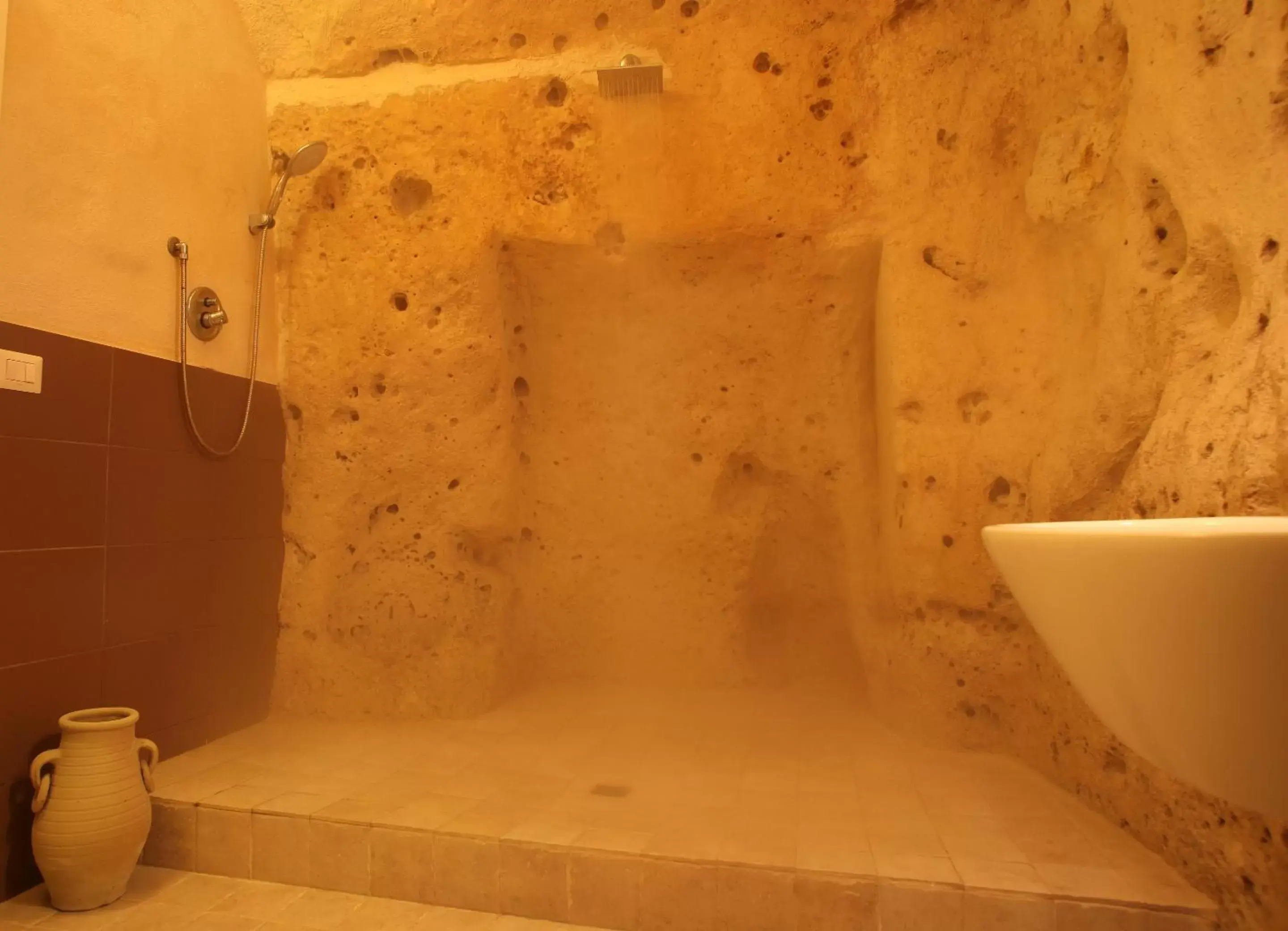 Shower, Bathroom in Caveoso Hotel