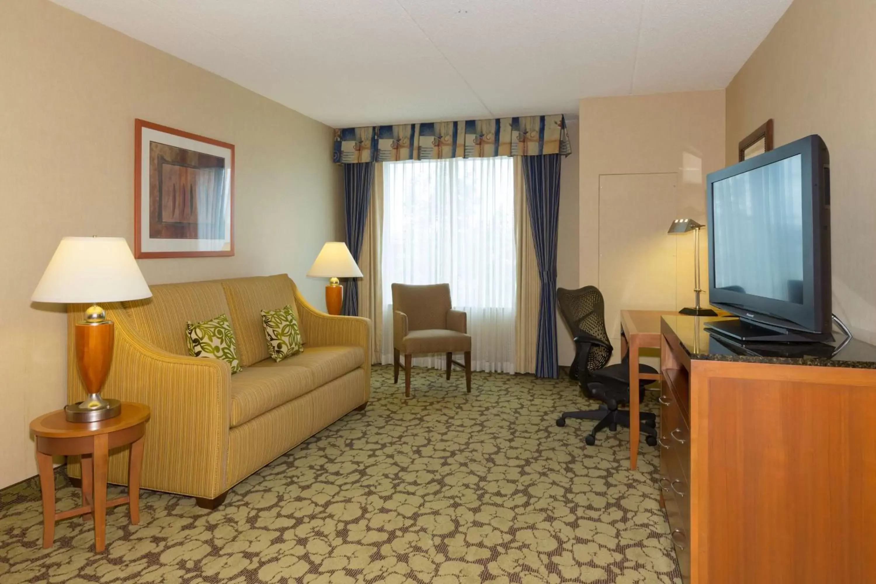 Bed, Seating Area in Hilton Garden Inn Buffalo Airport