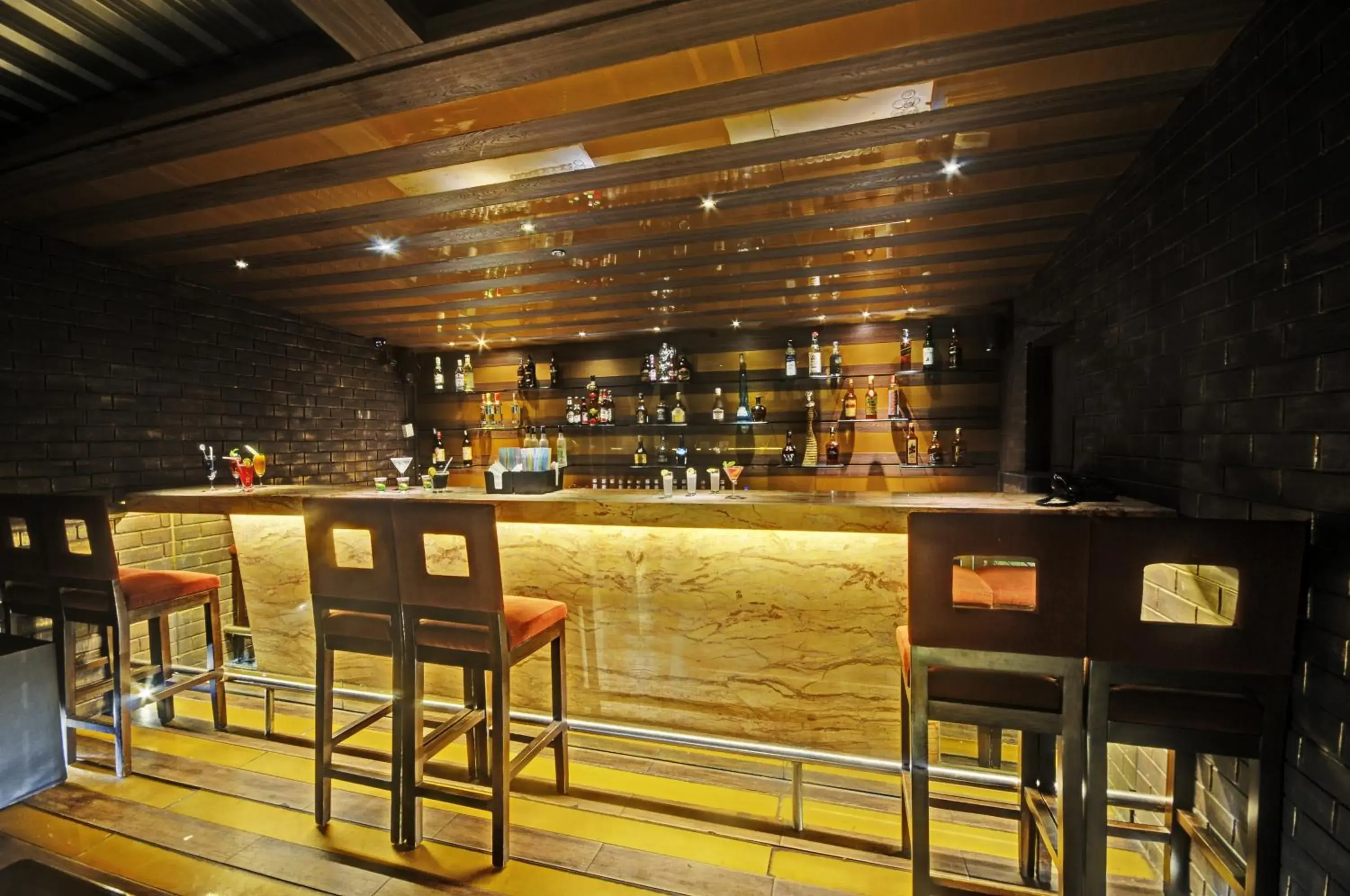Restaurant/places to eat, Lounge/Bar in Hotel Roopa