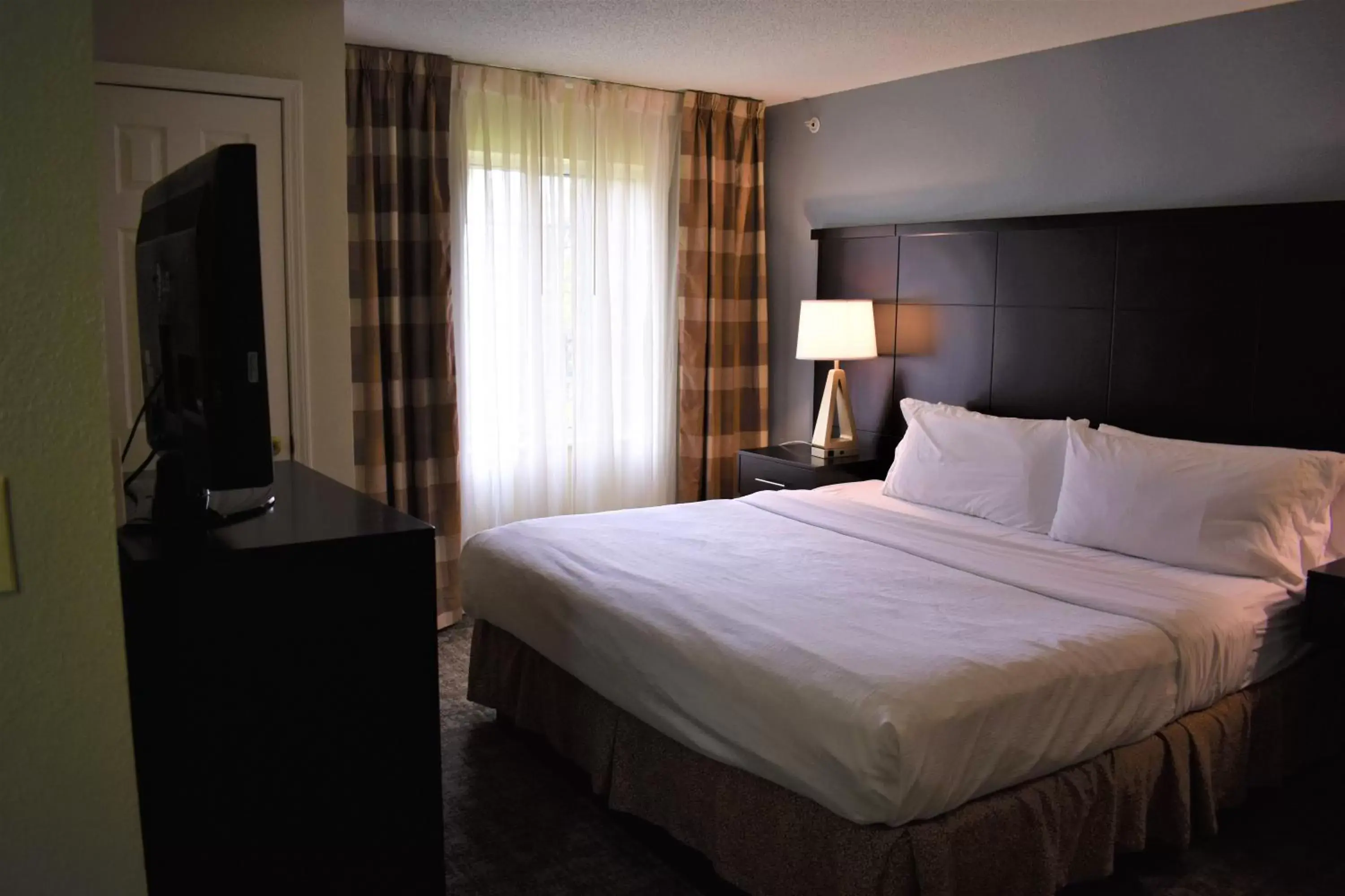 Bedroom, Bed in Staybridge Suites Cranbury - South Brunswick, an IHG Hotel