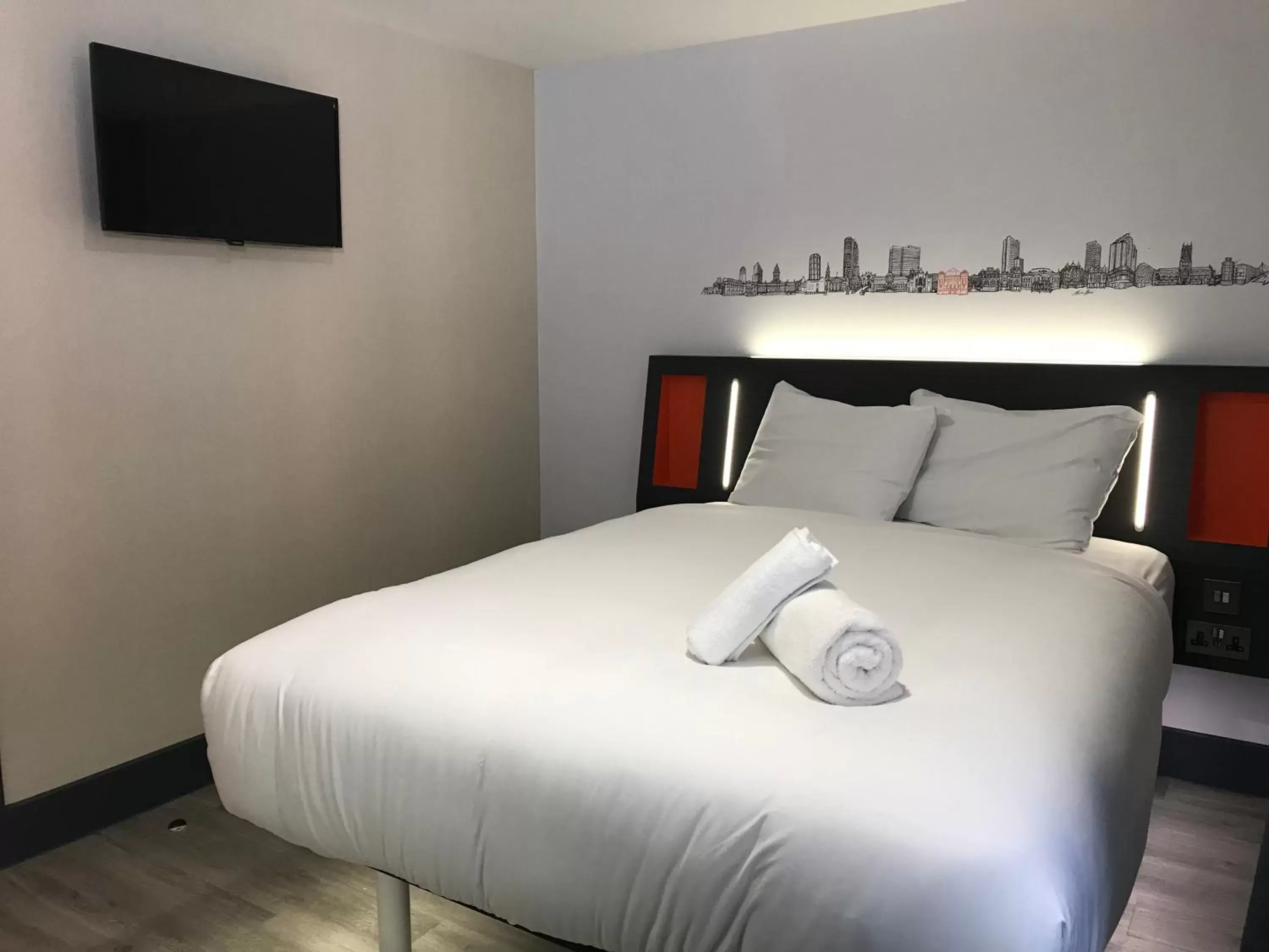 Bedroom, Bed in easyHotel Milton Keynes