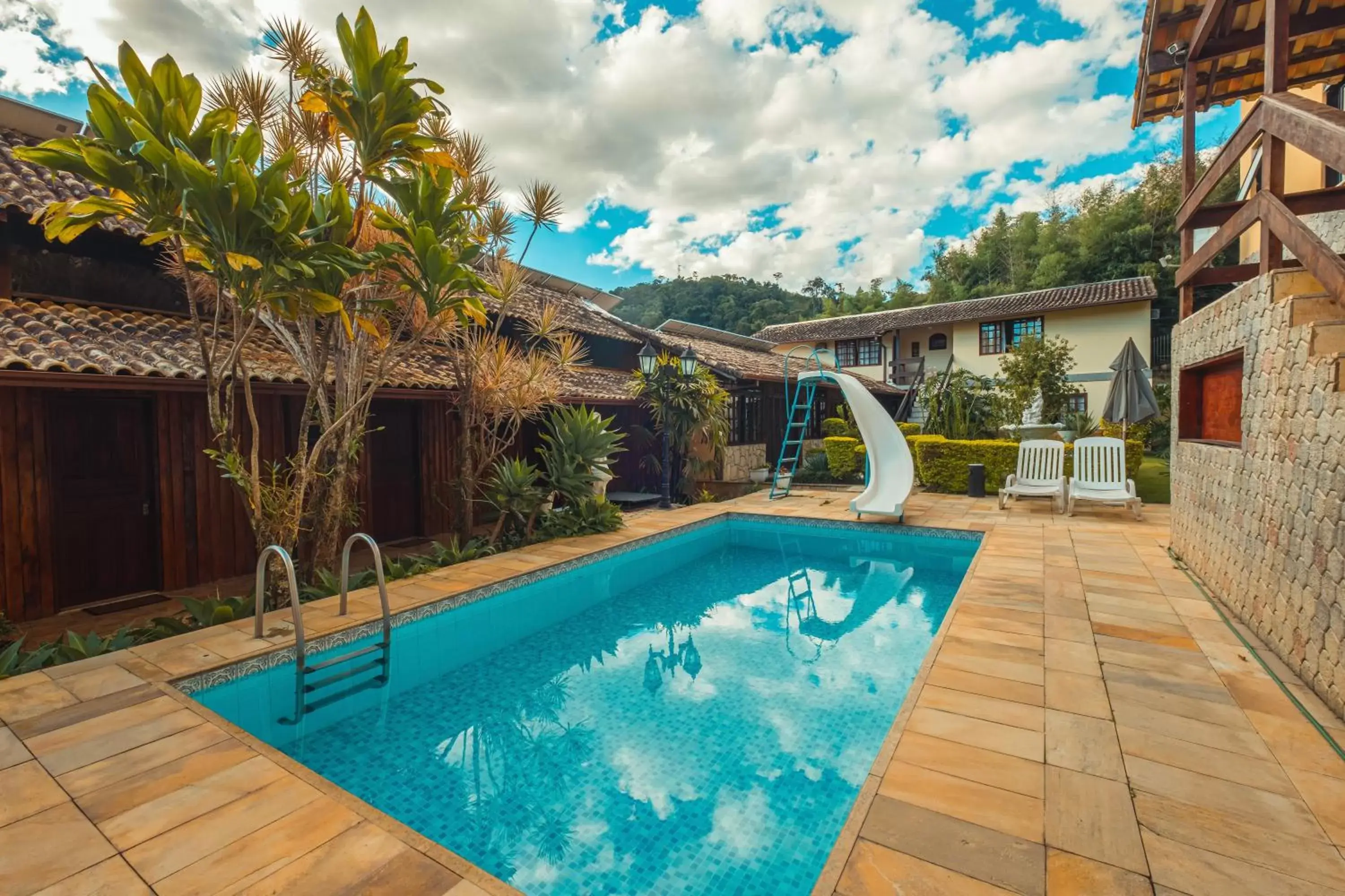 Swimming Pool in Hotel Serra Everest