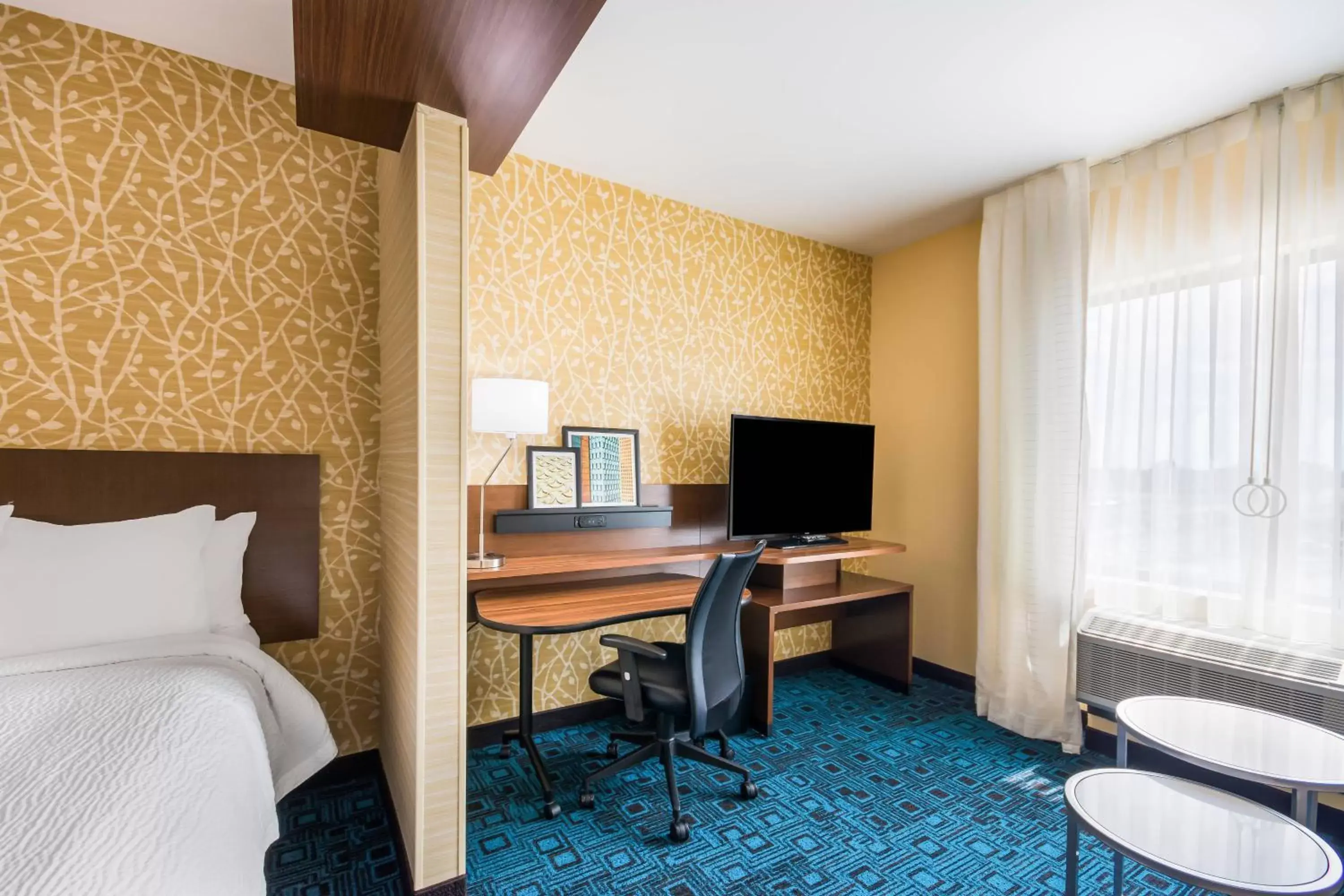 Bedroom, TV/Entertainment Center in Fairfield Inn & Suites by Marriott Chickasha