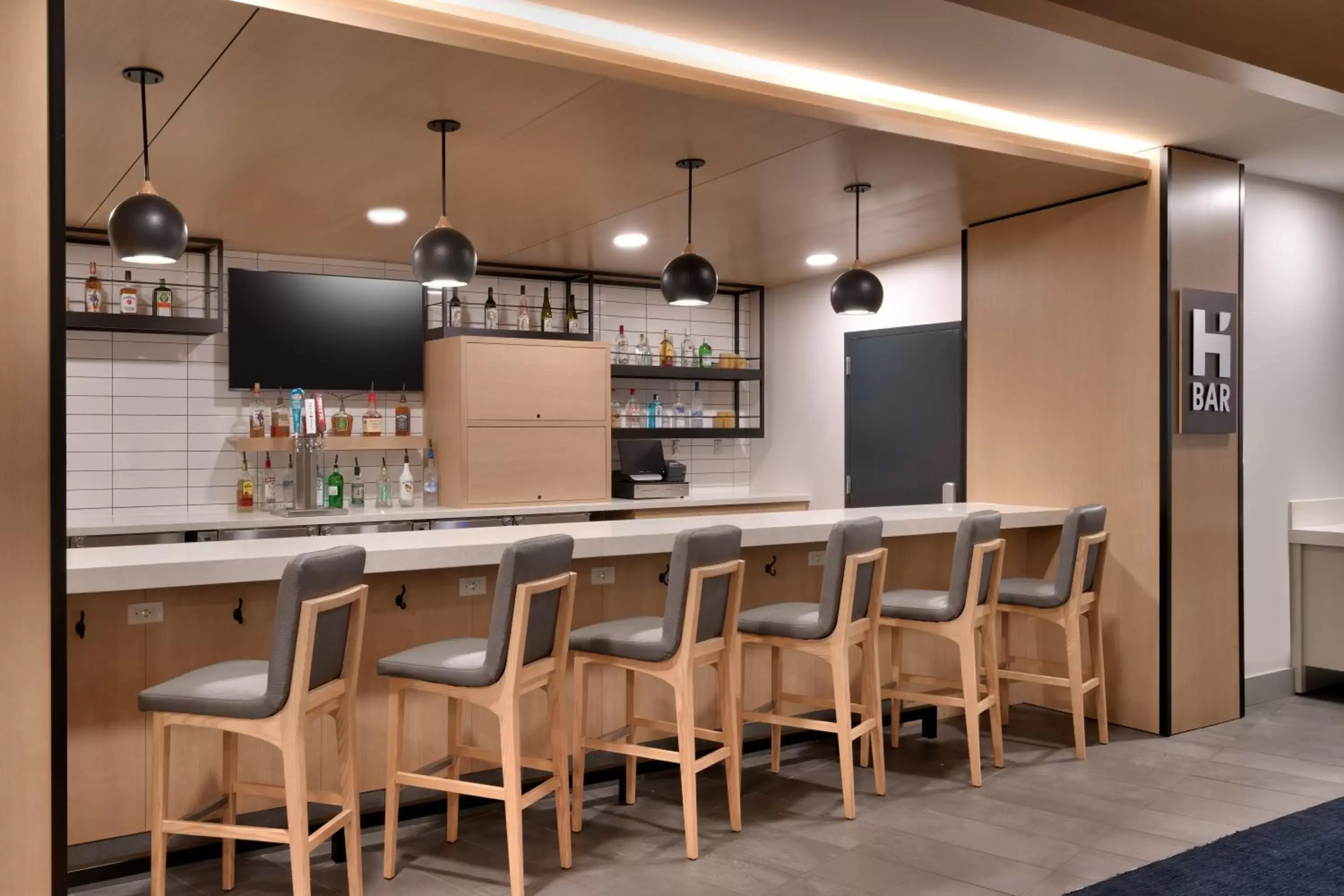 Food and drinks, Lounge/Bar in Hyatt House Rochester Mayo Clinic Area