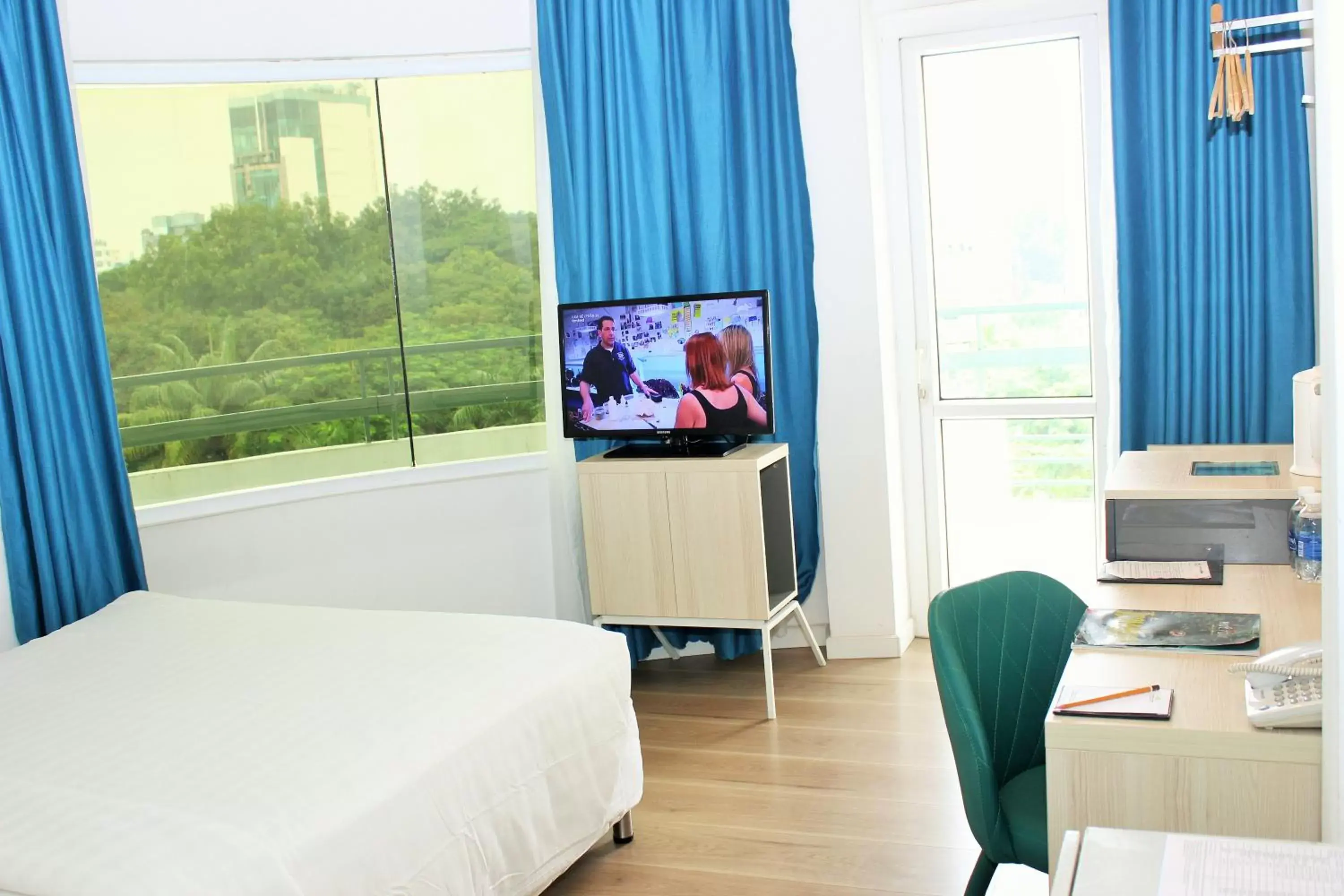 Communal lounge/ TV room, TV/Entertainment Center in Liberty Hotel Saigon Greenview