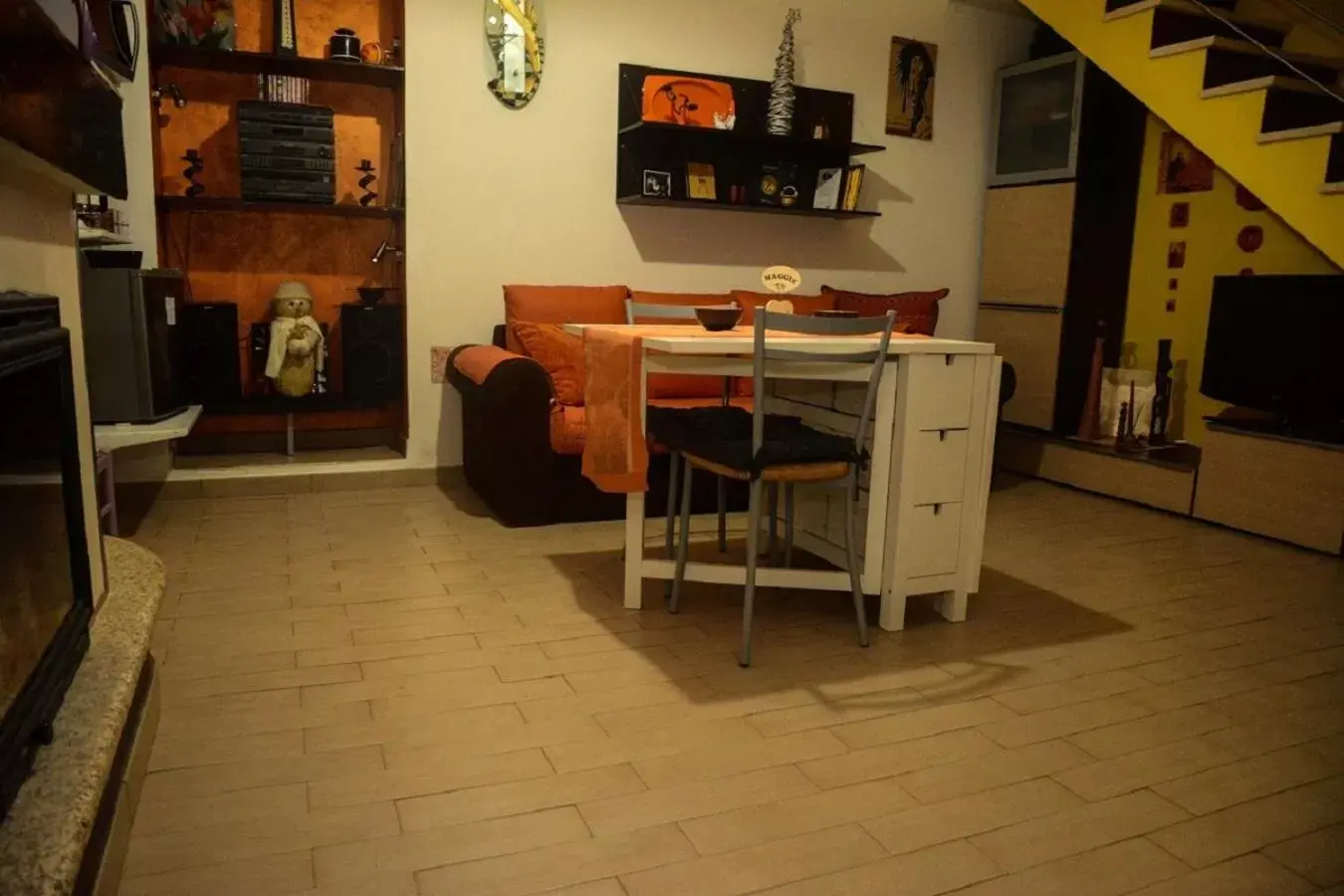 Communal lounge/ TV room, Dining Area in B&B Annalu'