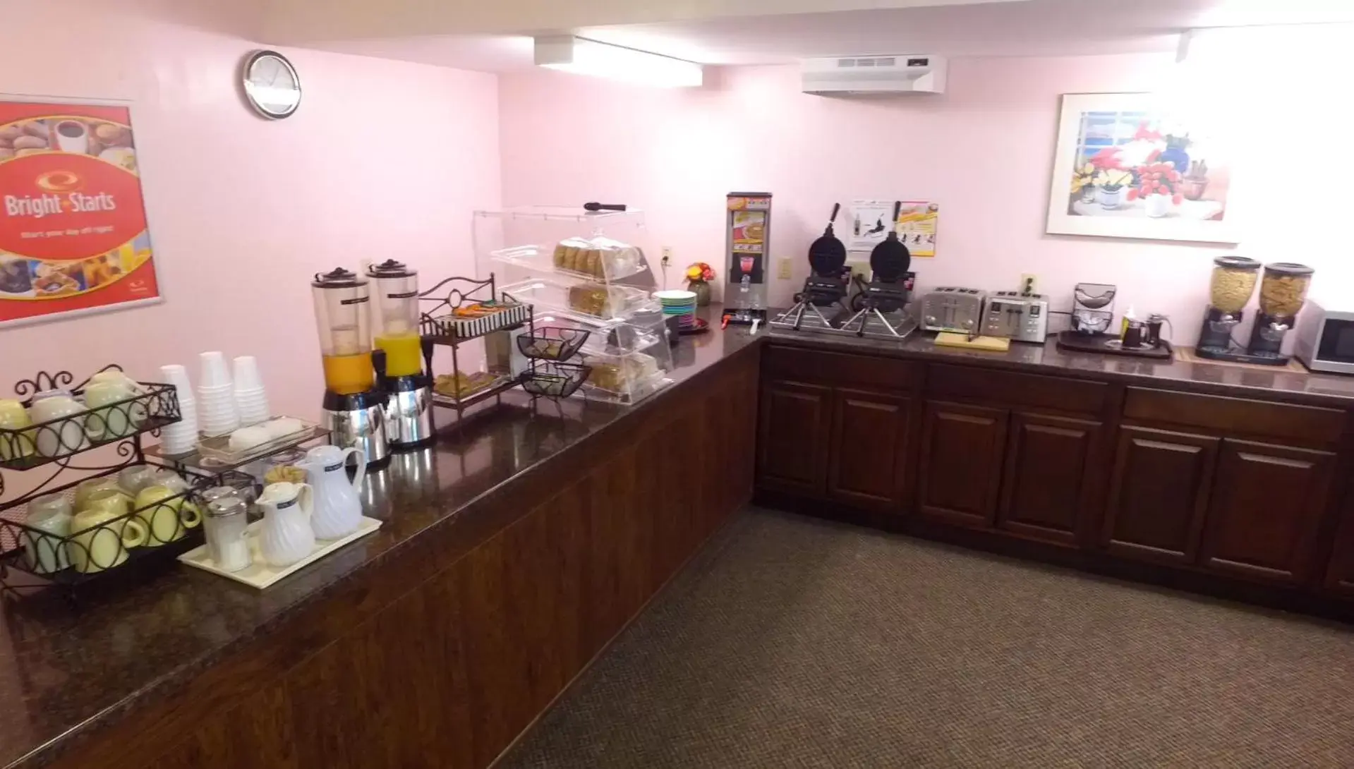 Continental breakfast, Restaurant/Places to Eat in Econo Lodge Inn & Suites Saint John