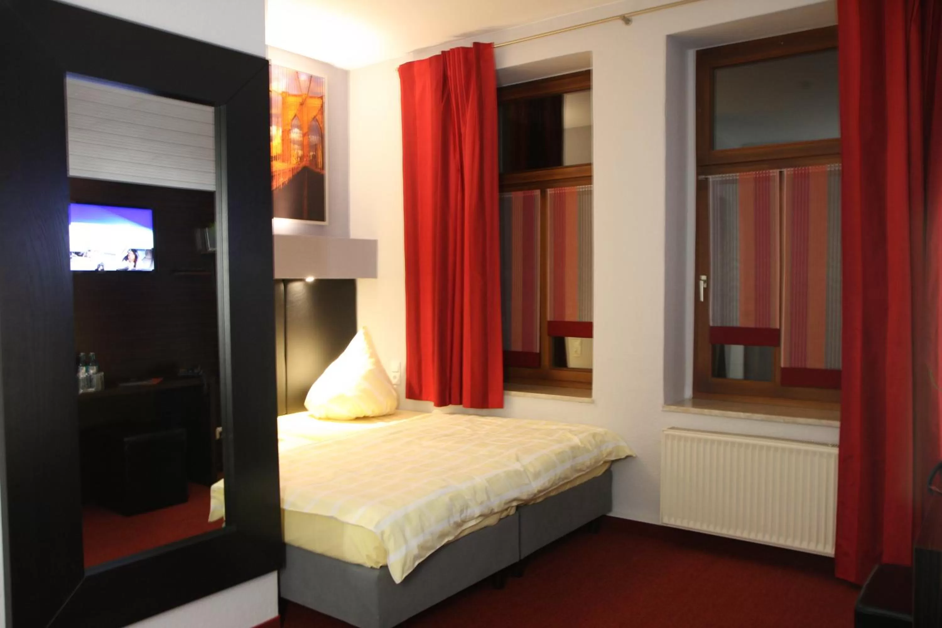 Photo of the whole room, Bed in SL'otel - Das StadtHotel - voll Klimatisiert
