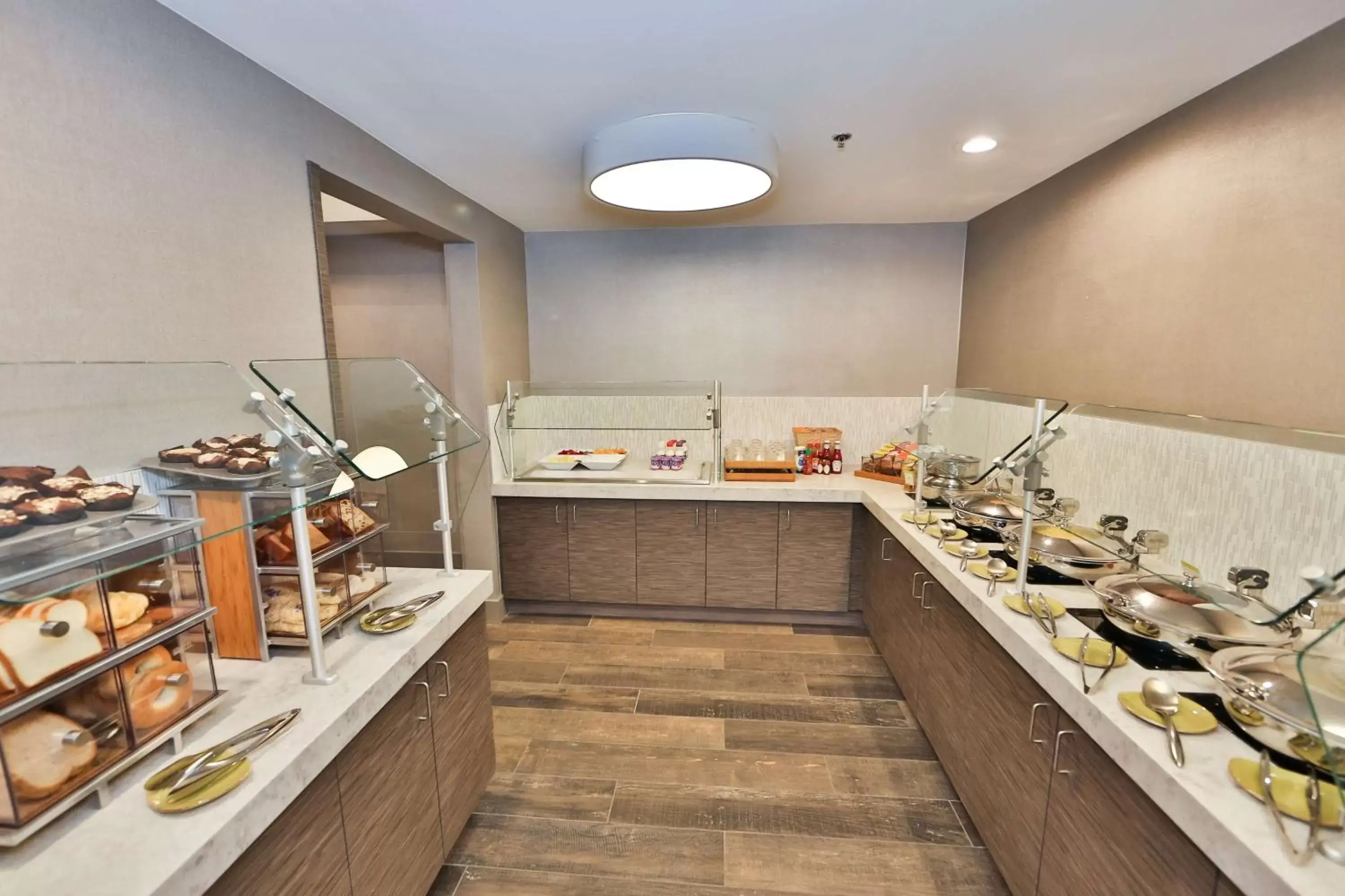 Breakfast, Kitchen/Kitchenette in DoubleTree by Hilton Atlanta Alpharetta-Windward