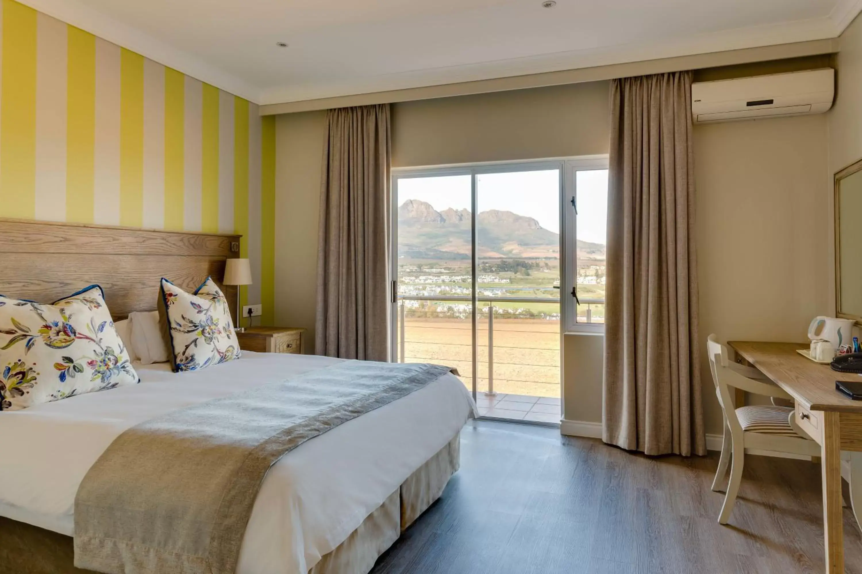 Photo of the whole room, Bed in Protea Hotel by Marriott Stellenbosch & Conference Centre