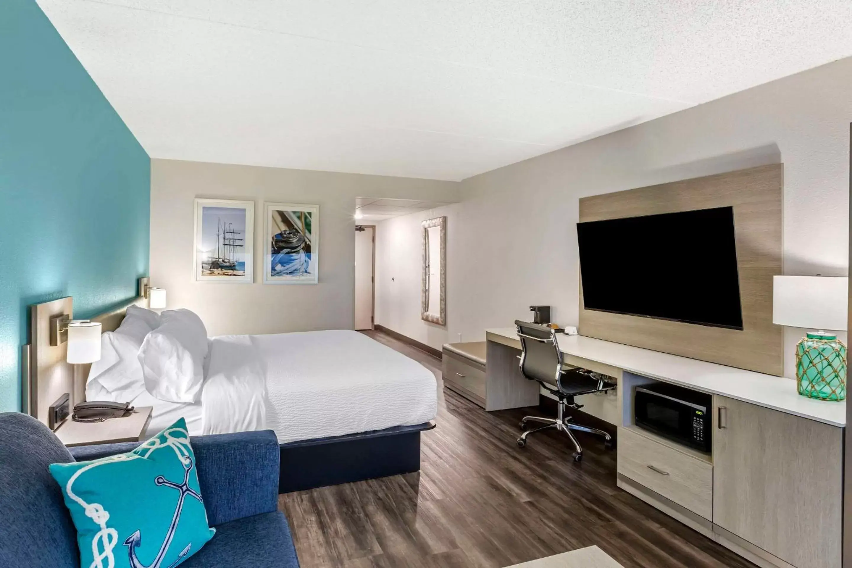 Bedroom, TV/Entertainment Center in The Harborview, Ascend Hotel Collection