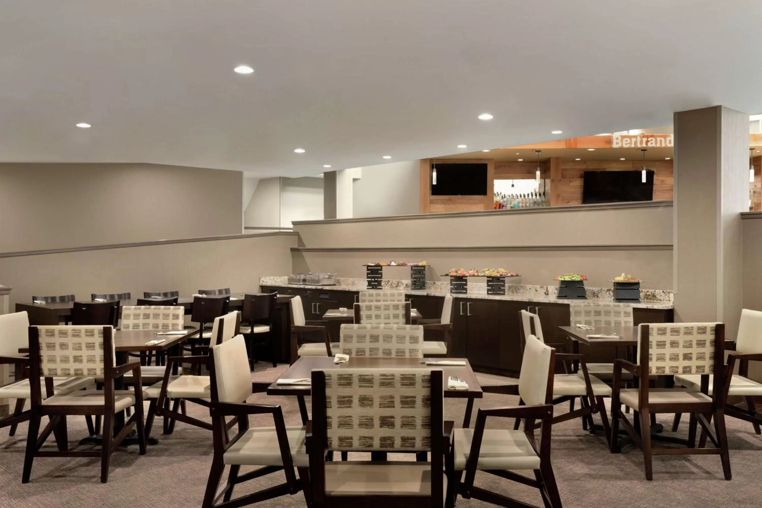 Restaurant/places to eat in Embassy Suites by Hilton Milwaukee Brookfield