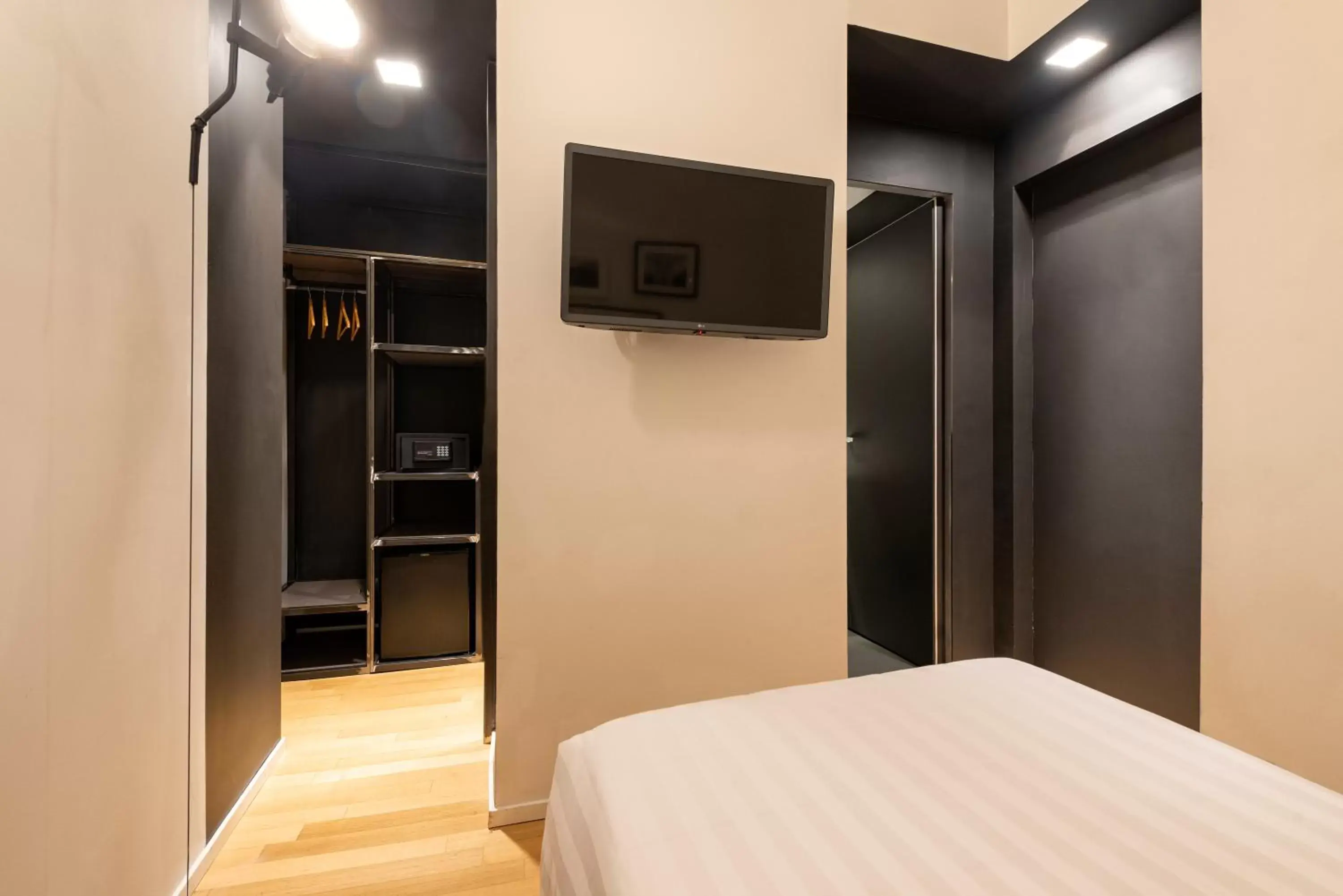 Bedroom, TV/Entertainment Center in Coronari Palace