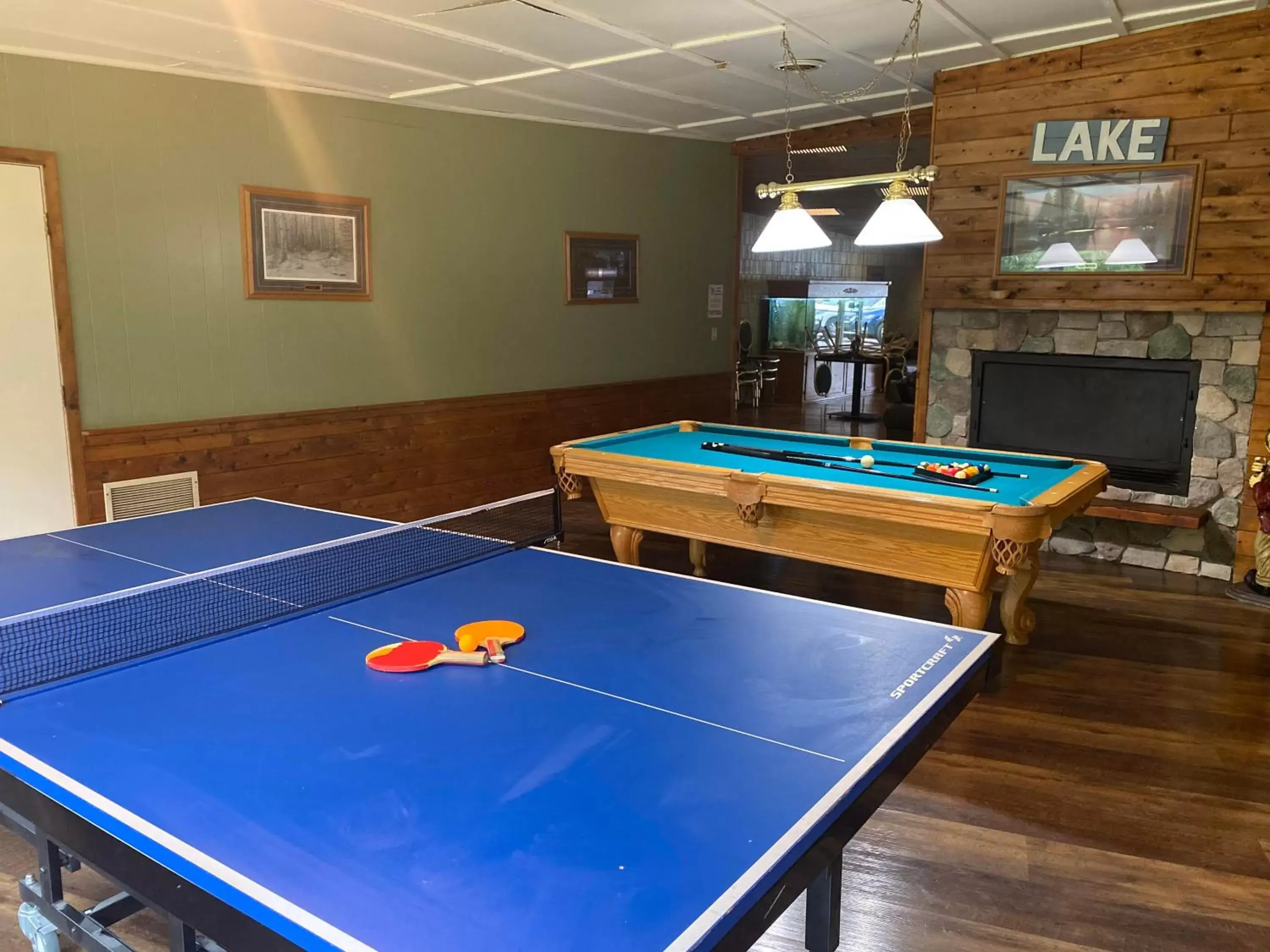 Billiards in Hiawatha Lodge Inn