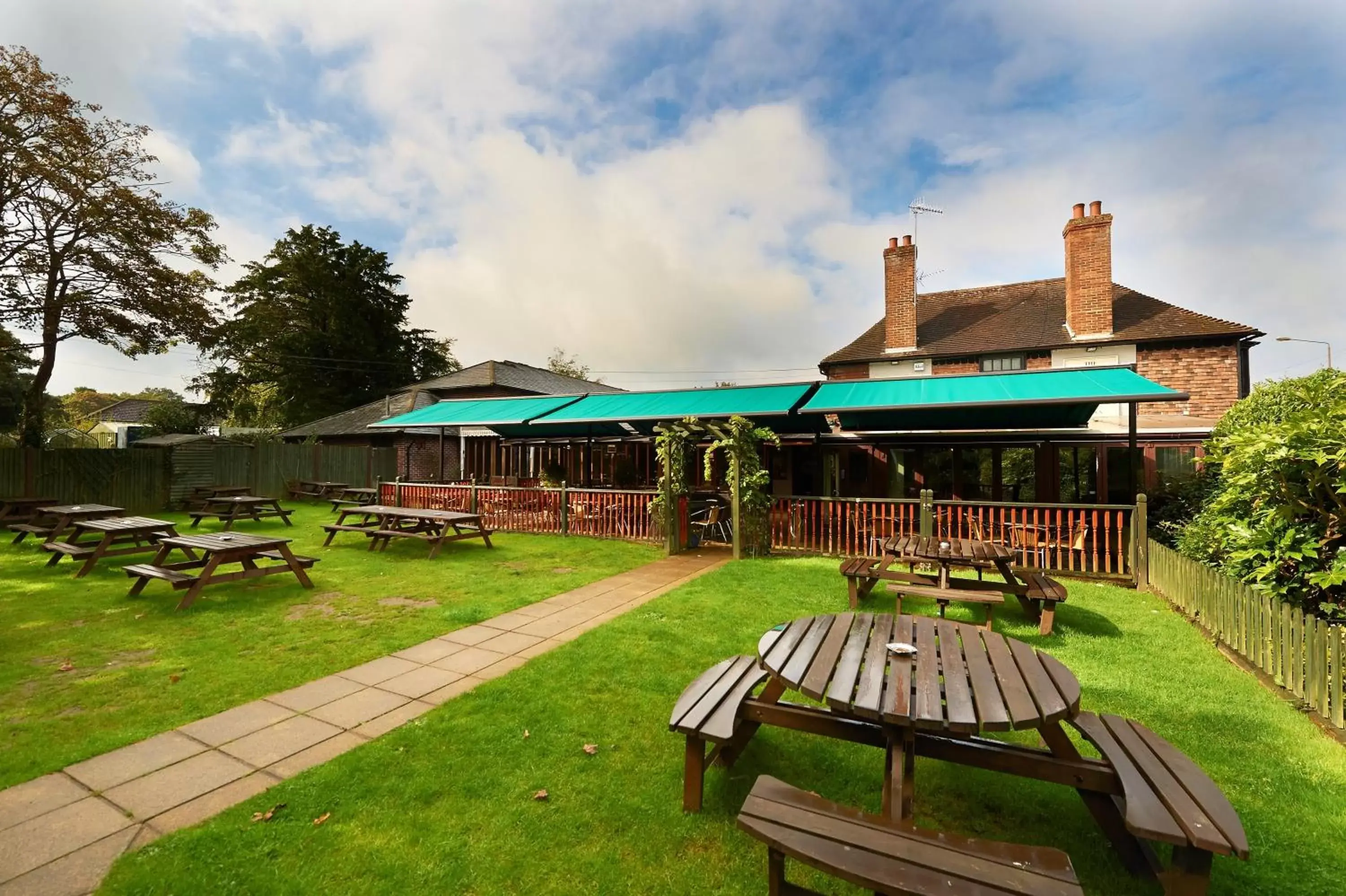 Day, Property Building in Camden Arms Hotel